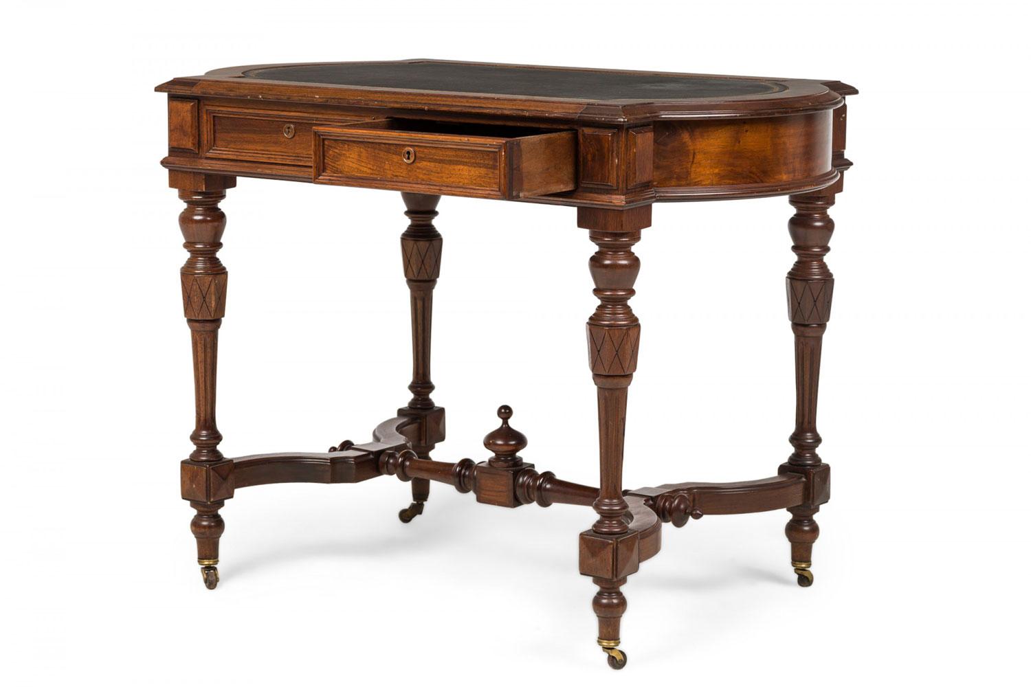 American Victorian Walnut Leather Topped Desk with Pullout Drawers In condizioni buone in vendita a Queens, NY