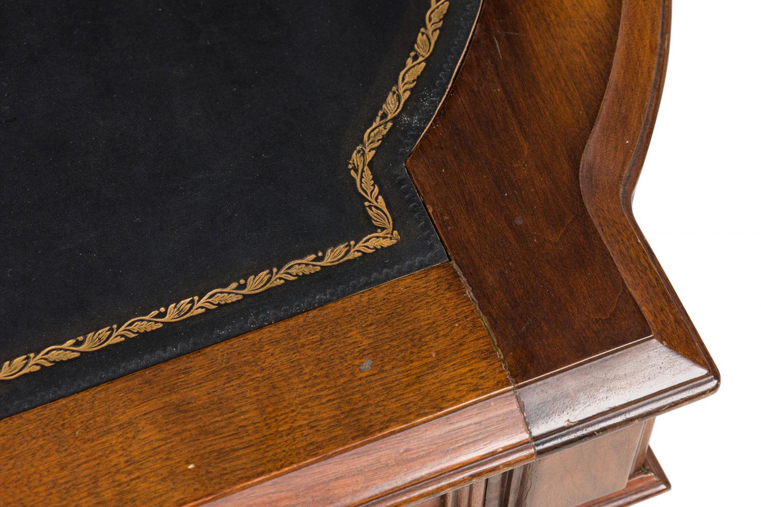 Oro American Victorian Walnut Leather Topped Desk with Pullout Drawers in vendita