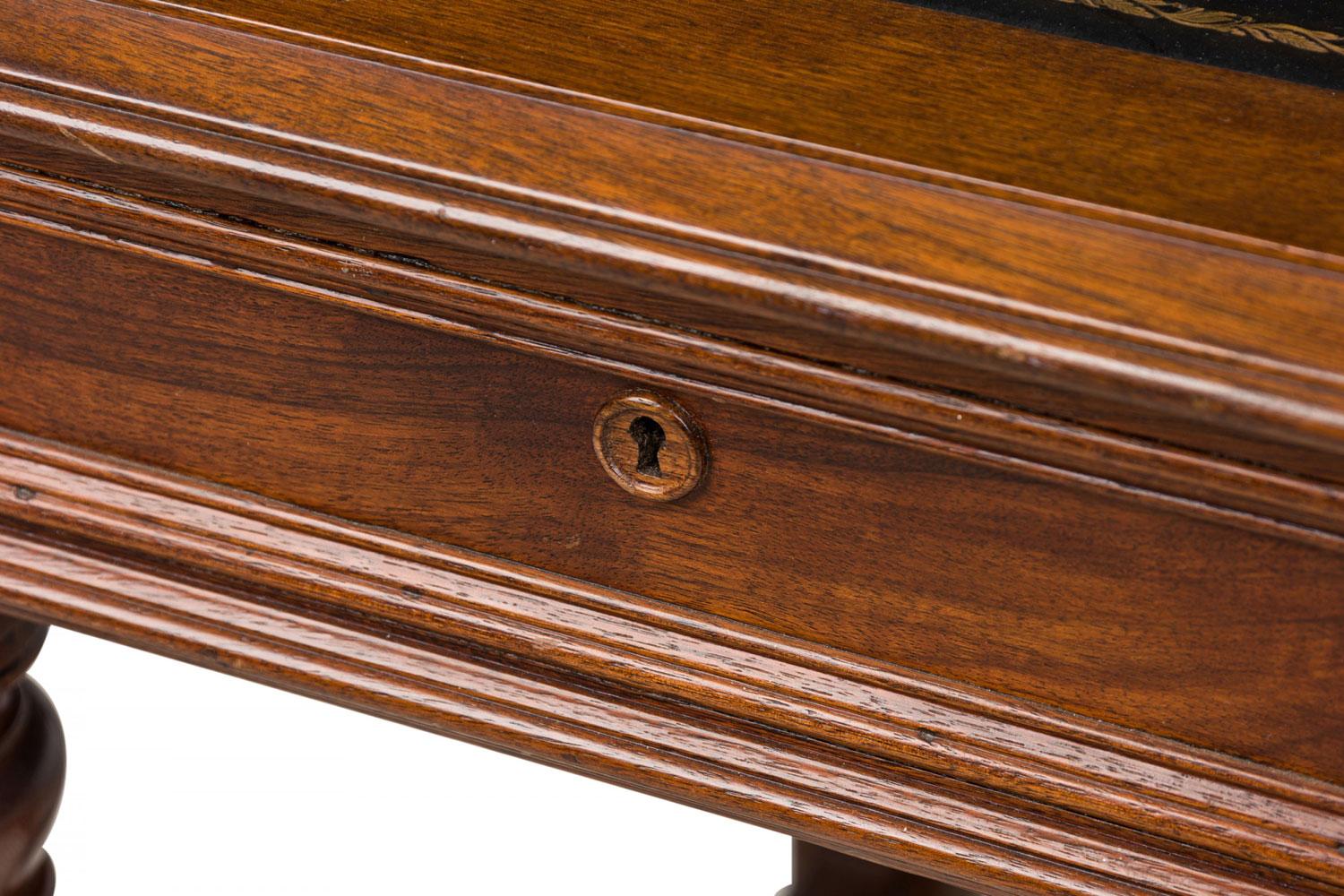 American Victorian Walnut Leather Topped Desk with Pullout Drawers in vendita 1