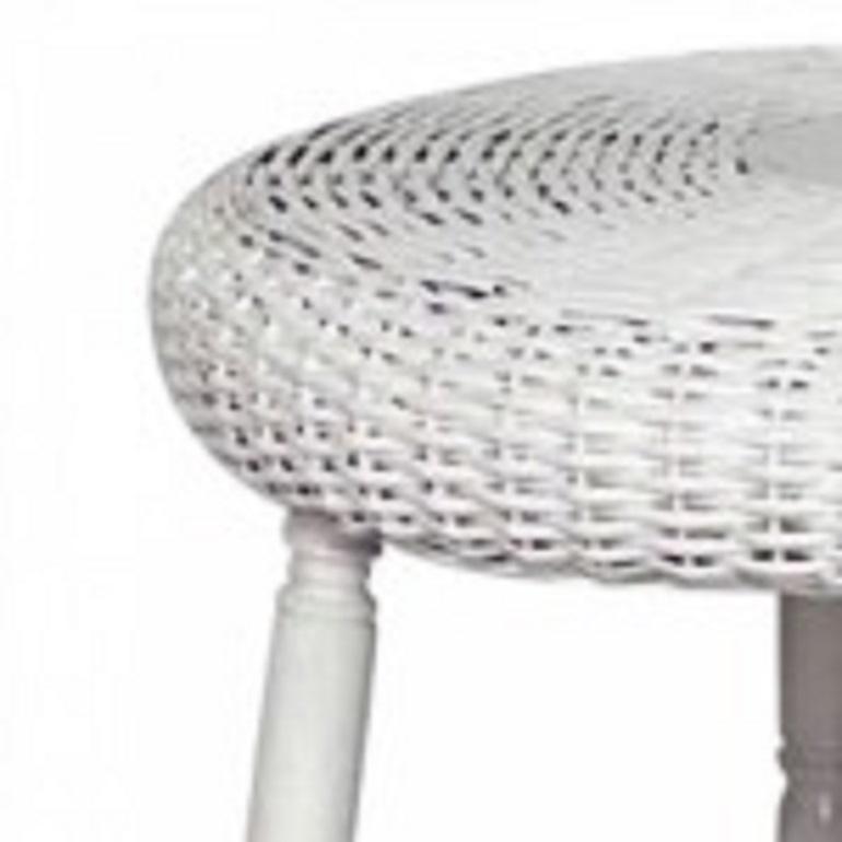 Table ronde victorienne américaine en osier peint en blanc avec étagère et 4 pieds tournés.
  