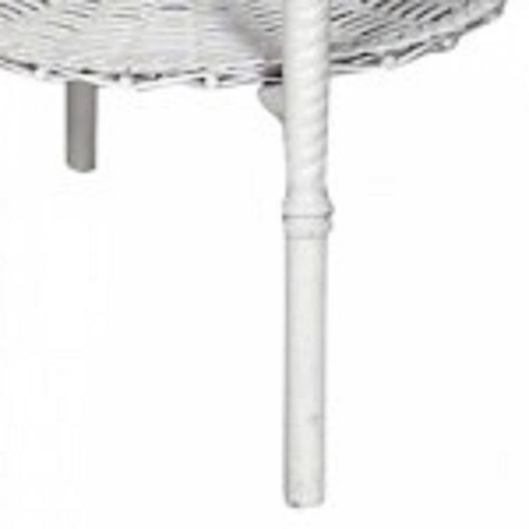Américain Table d'appoint ronde en osier peint en blanc de style victorien américain en vente