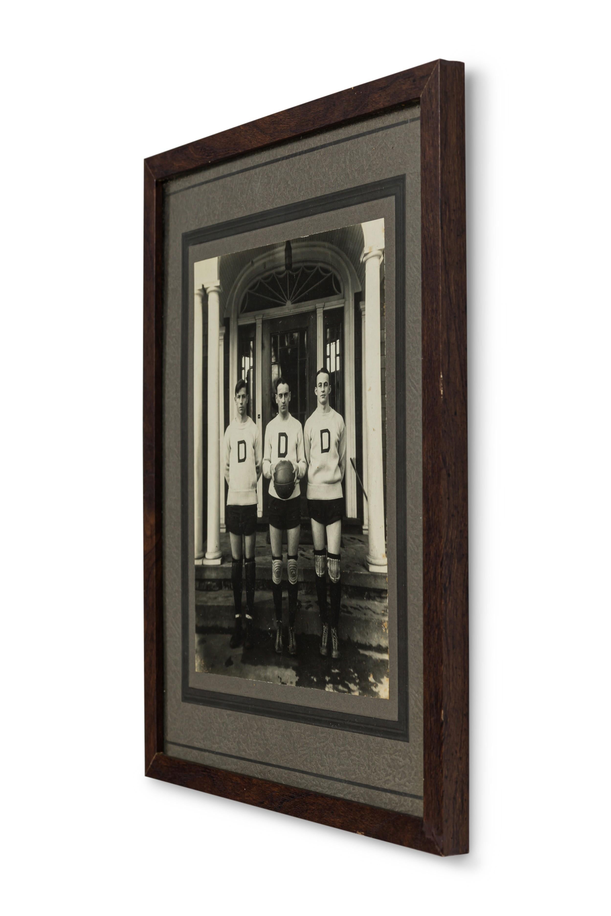 American Vintage Schwarz-Weiß-Foto eines Deerfield College-Basketball-Team in einem grauen strukturierten Matte und Mahagoni-Rahmen