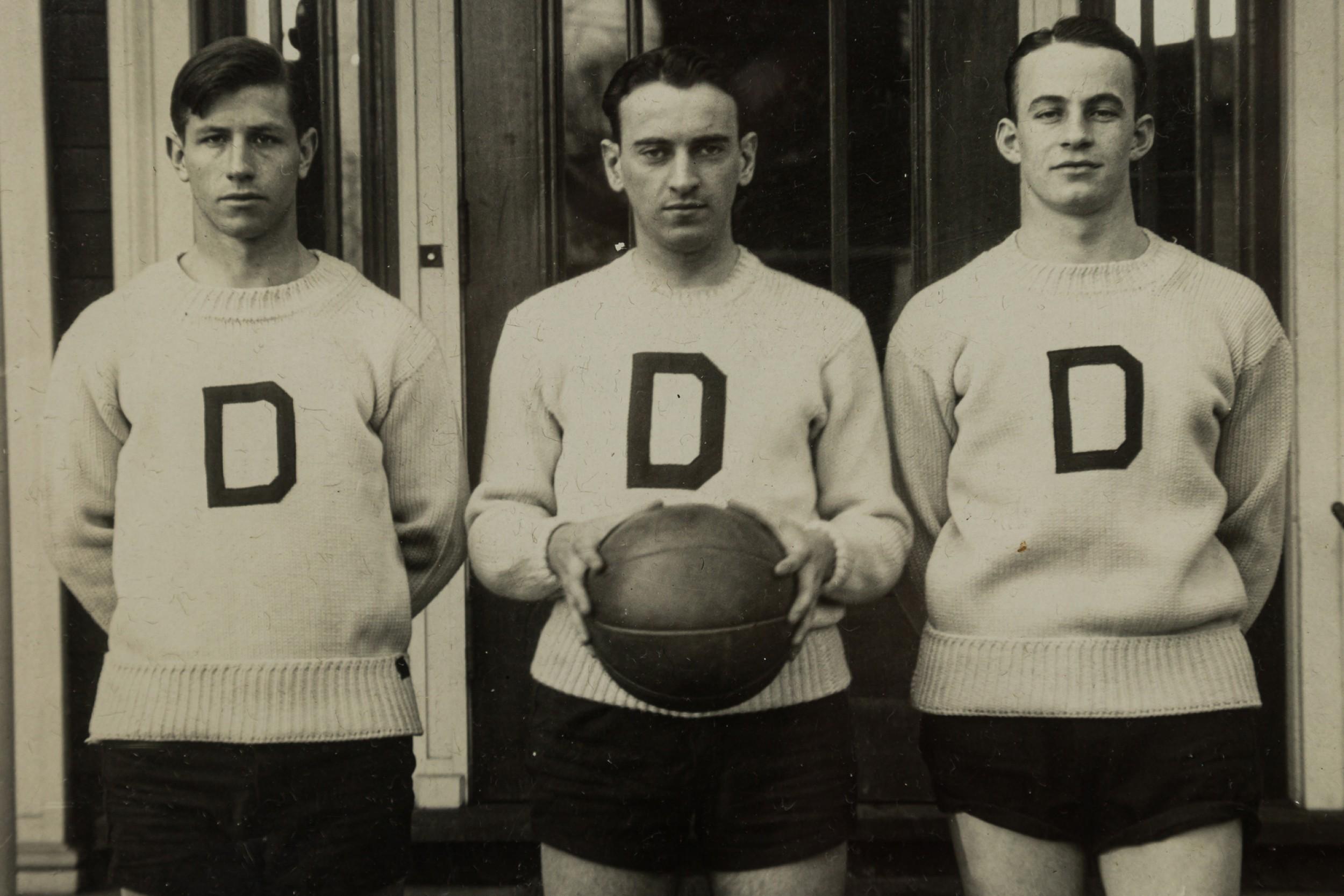 Amerikanisches Vintage College-Basketball-Team 1 Foto (amerikanisch) im Angebot