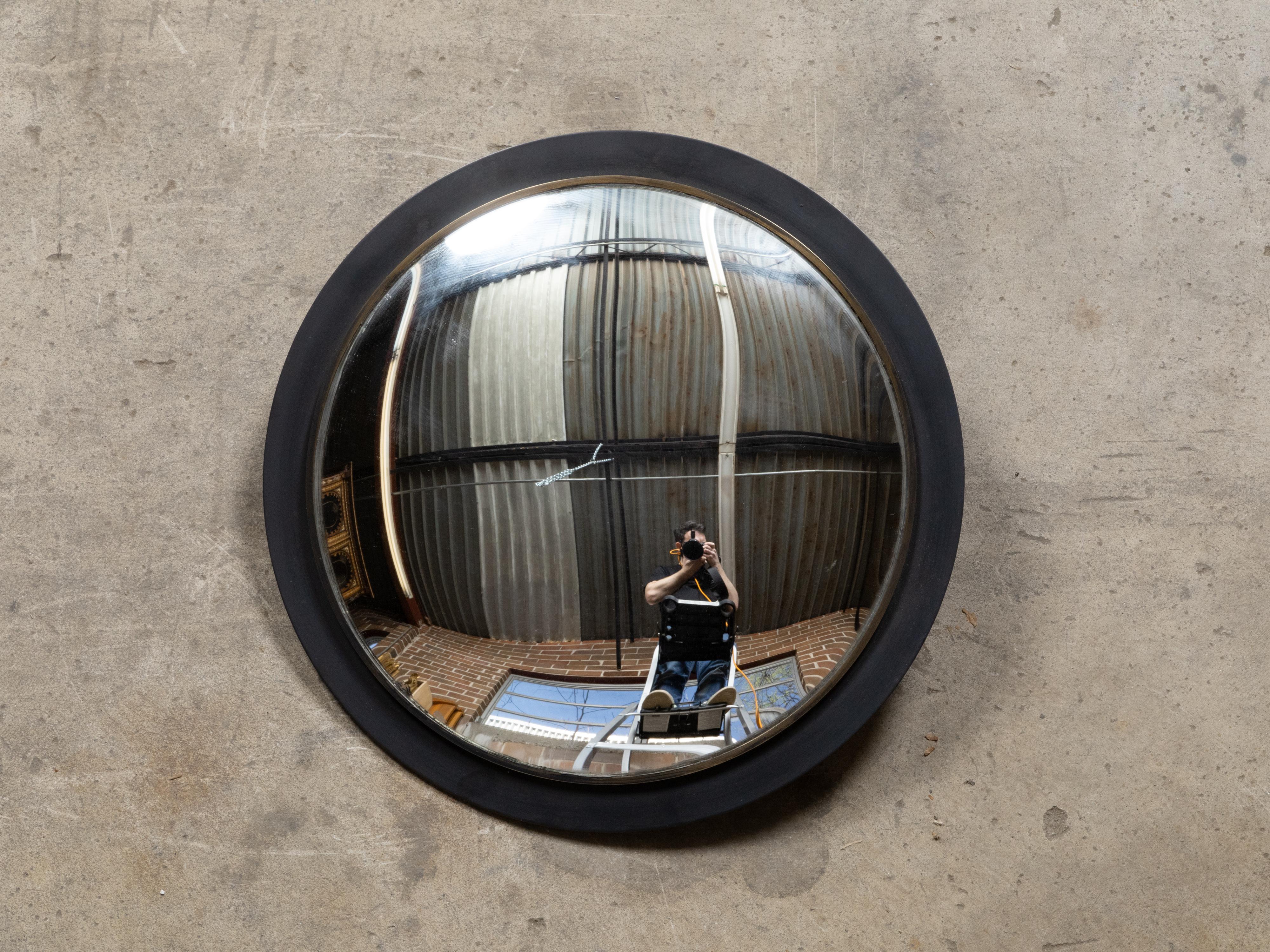 Américain Miroir convexe américain vintage avec cadre circulaire en métal noir en vente