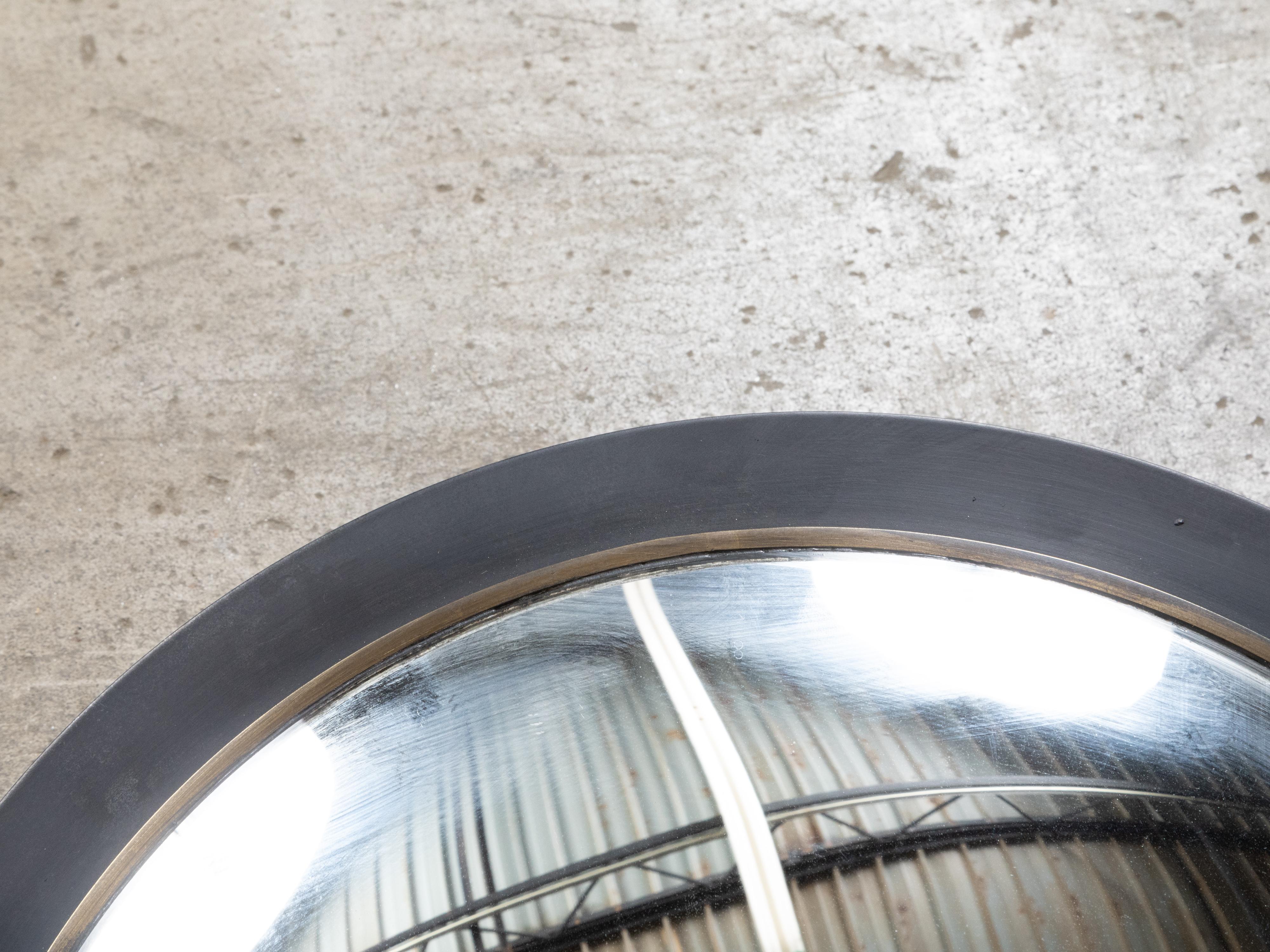 Métal Miroir convexe américain vintage avec cadre circulaire en métal noir en vente