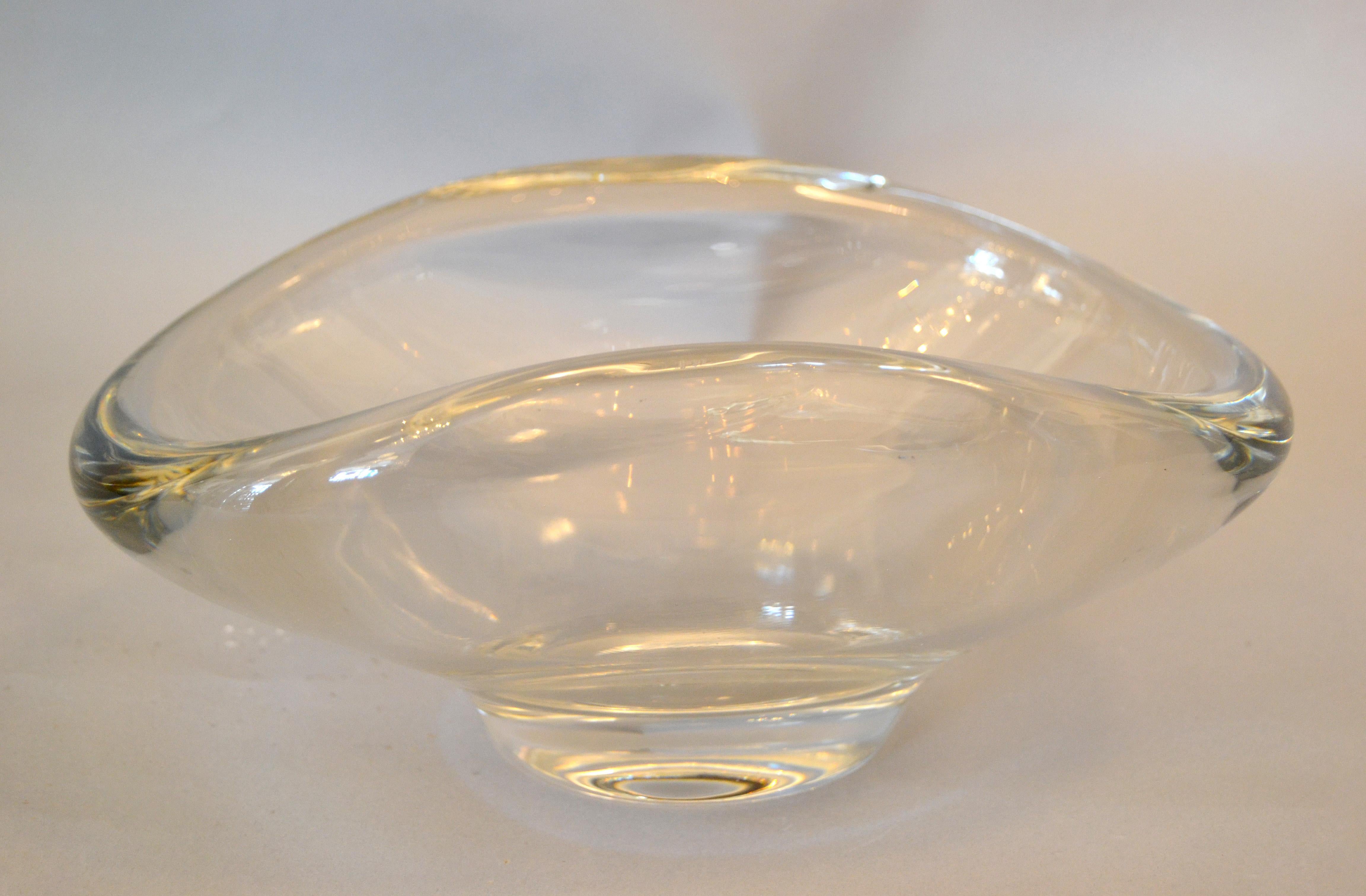 American Mid-Century Modern hand molded crystal glass clear bowl by Fostoria.
Can be used as a bowl, centerpiece or to serve your favourite candy.
Makers Mark under the bowl.