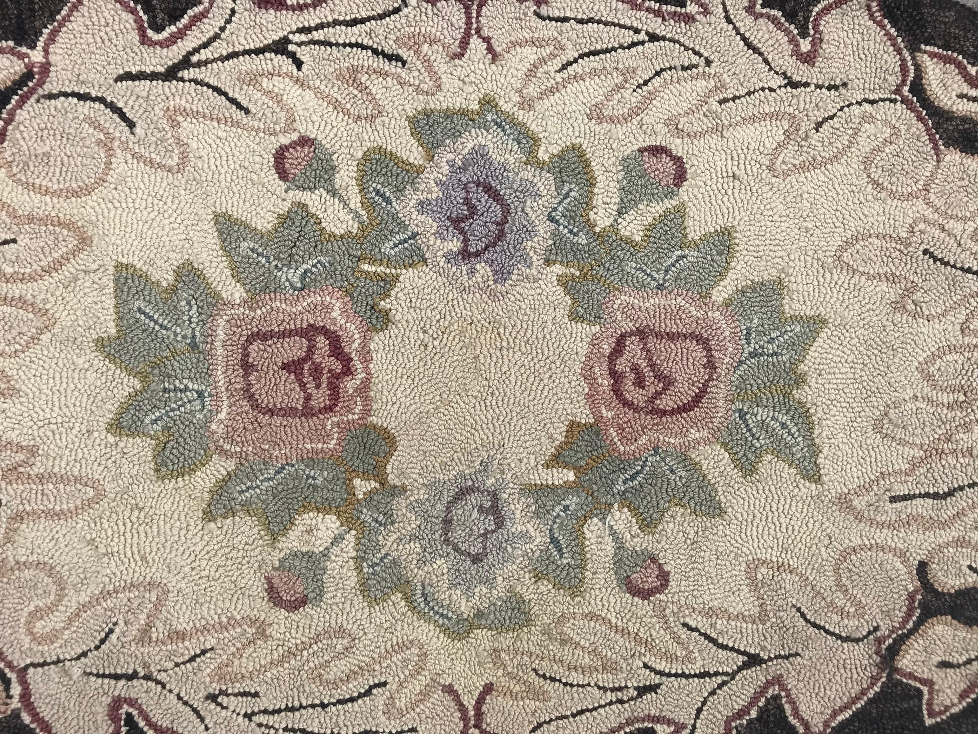 Exquisiter amerikanischer Hakenteppich mit wunderschönem Blumenmuster. Dieses in akribischer amerikanischer Handarbeit gefertigte Stück zeigt die Kunstfertigkeit von Wollsamt auf einer Baumwollgrundlage. Eine perfekte Mischung aus Schönheit und