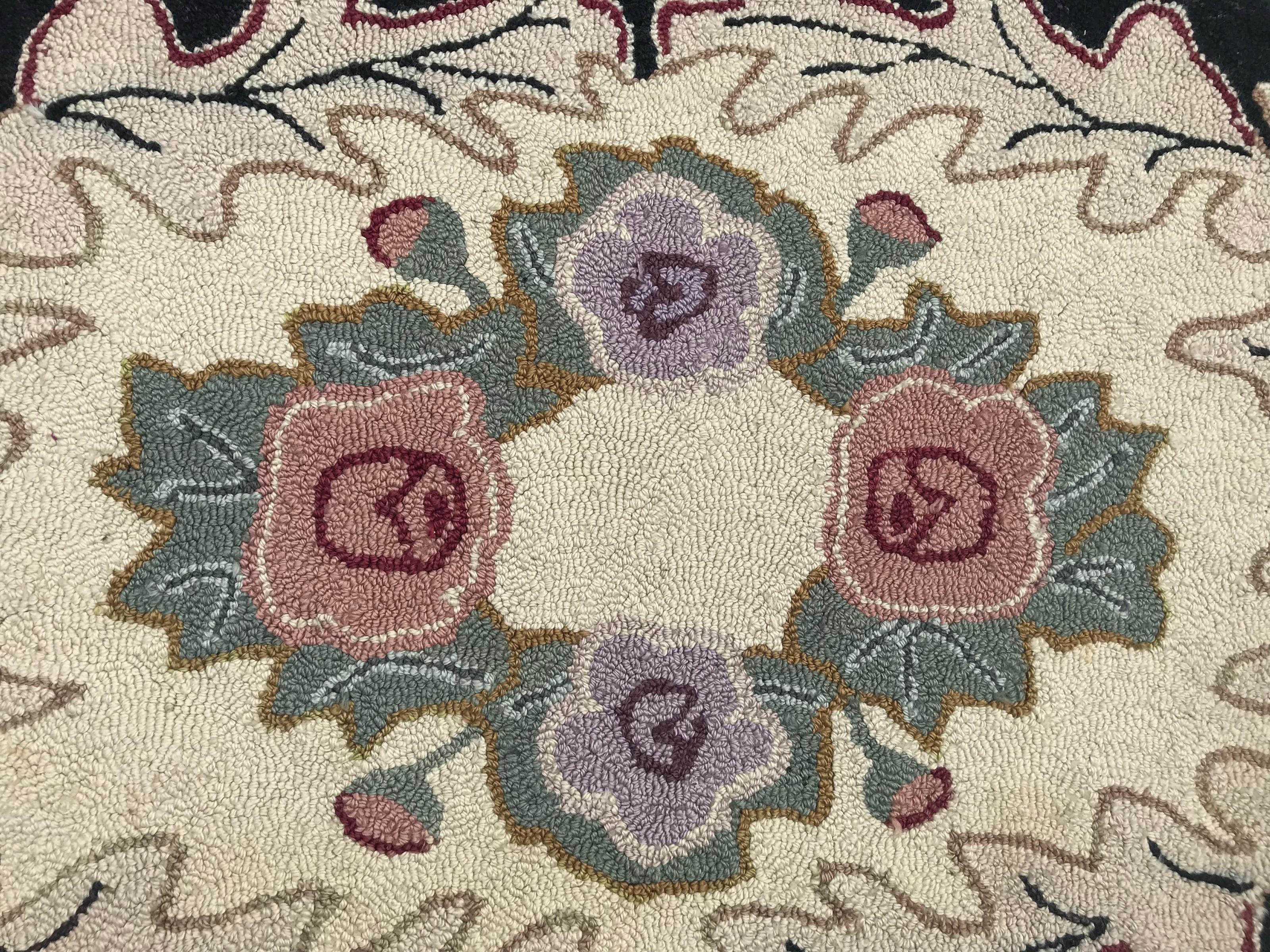 Beautiful American Hook rug, with a decorative floral design, entirely American needlework made with wool velvet on cotton foundations.

✨✨✨

