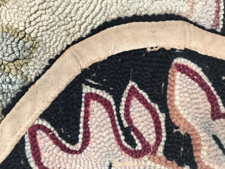American Vintage Hook Rug For Sale at 1stdibs