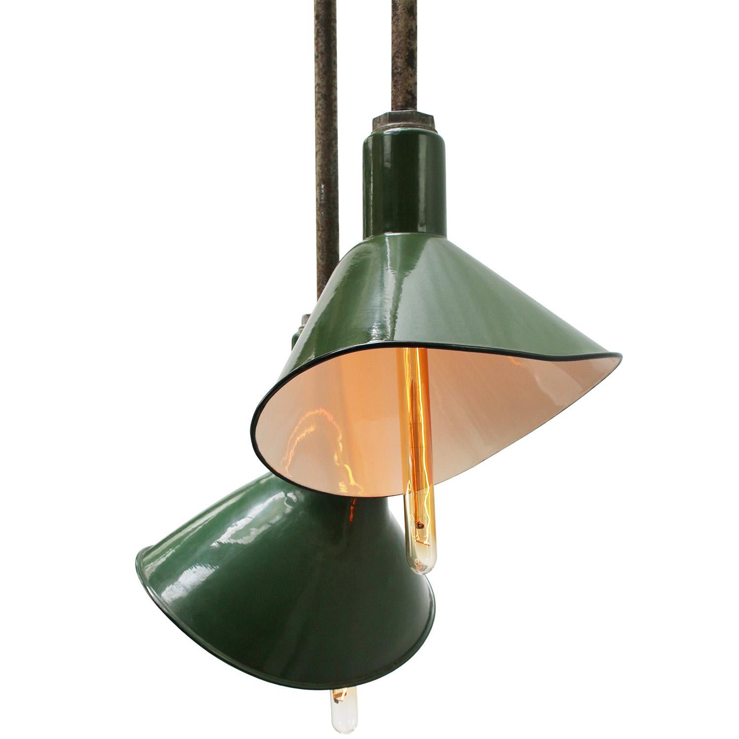 Vintage American asymmetrische grüne industrielle Deckenlampe.
Grüne Emaille. Seltenes Modell.

Durchmesser Deckenplatte 4.25