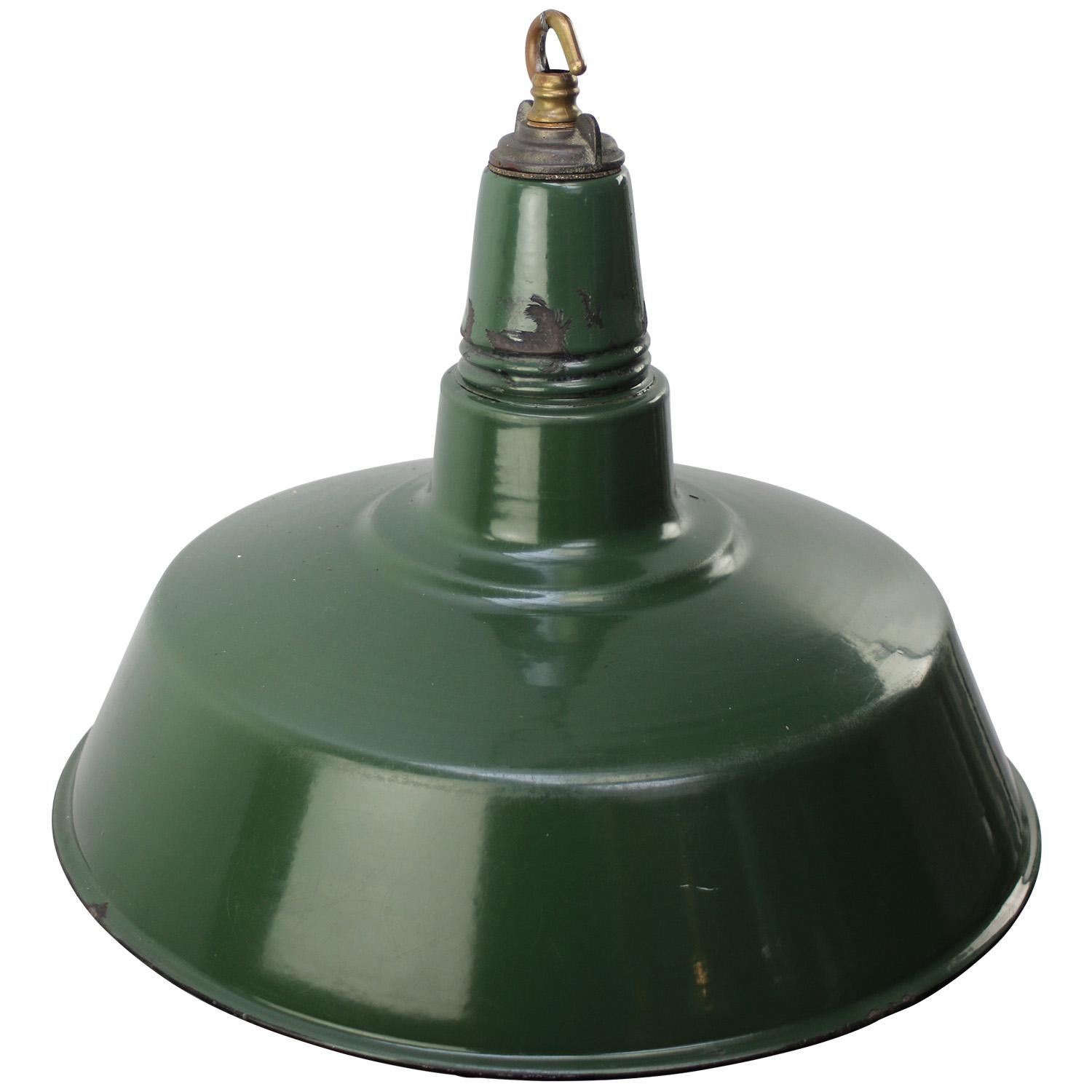 American vintage industrial hanging pendant.
Green enamel with white interior. Metal top. 

Weight: 2.50 kg / 5.5 lb

Priced per individual item. All lamps have been made suitable by international standards for incandescent light bulbs,