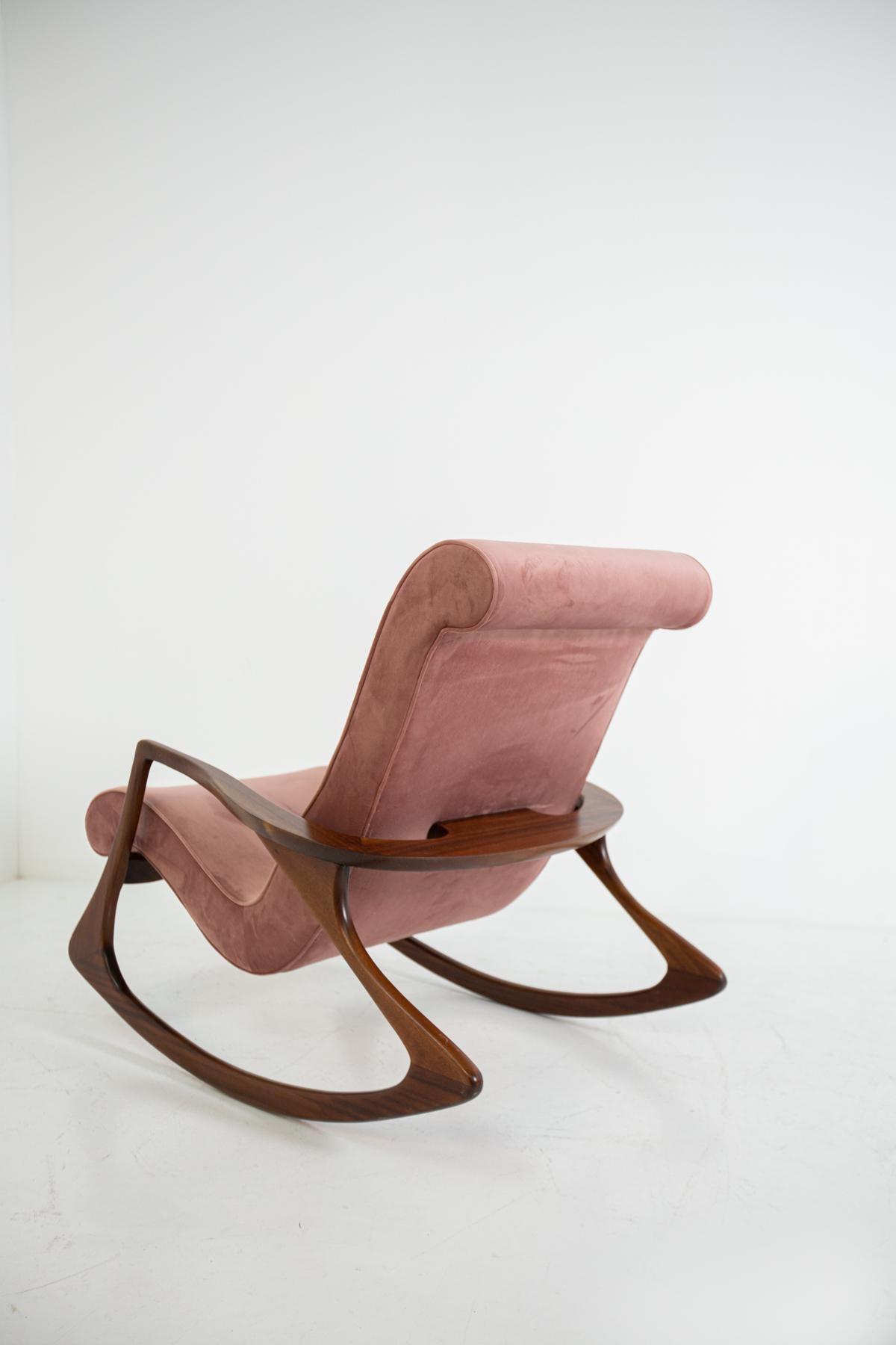 American Vintage Rocking Chair in Pink Velvet, Restored In Good Condition In Milano, IT