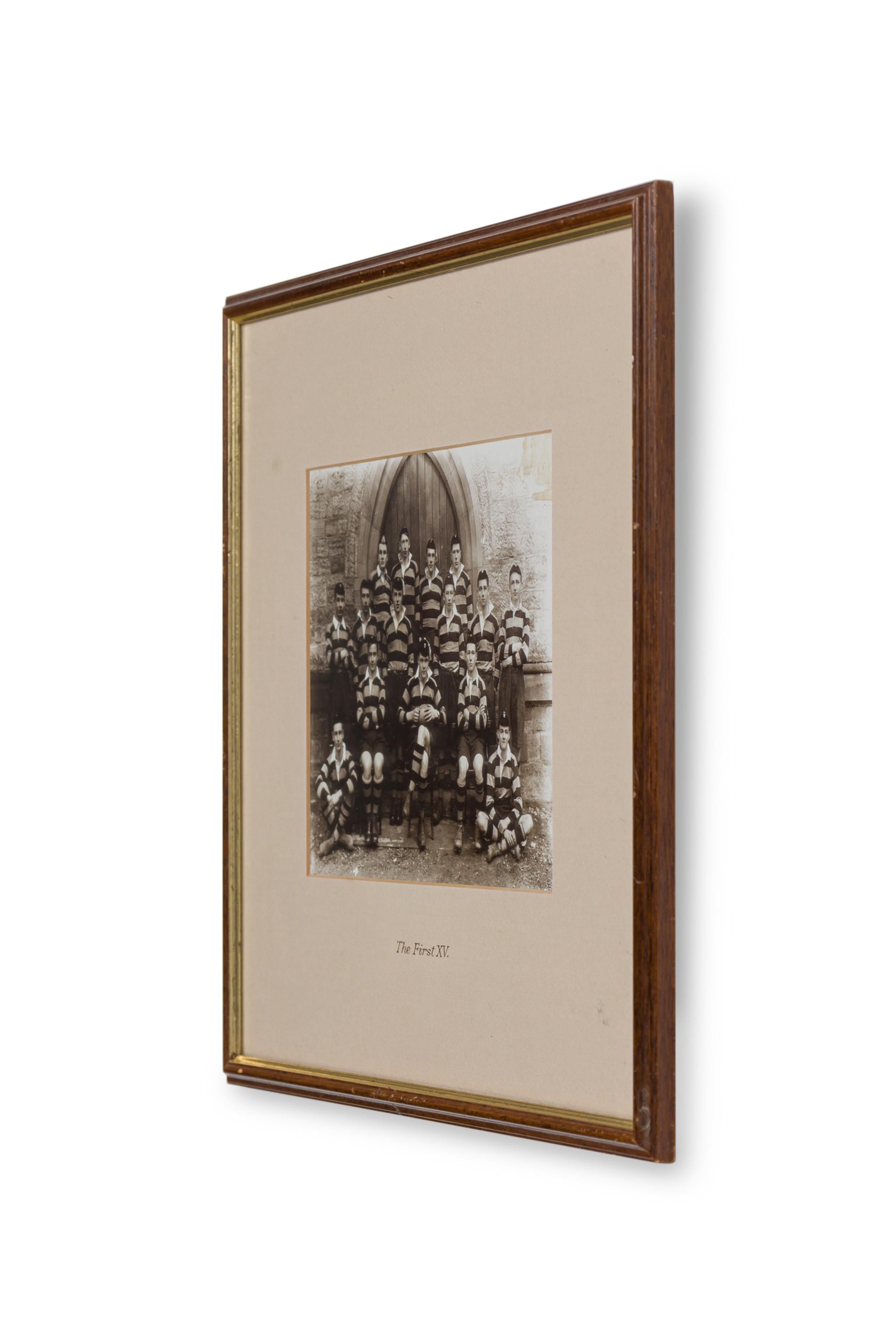 American Vintage Fotografía en blanco y negro de un equipo de rugby con uniformes a rayas y gorras delante de la fachada de una escuela y la inscripción 