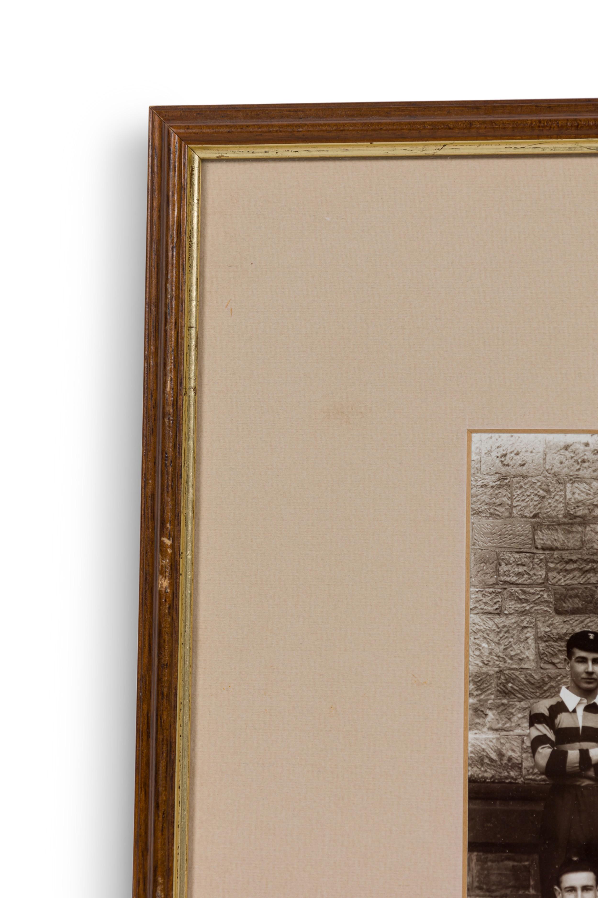 Fotografía de época de un equipo de rugby estadounidense, 