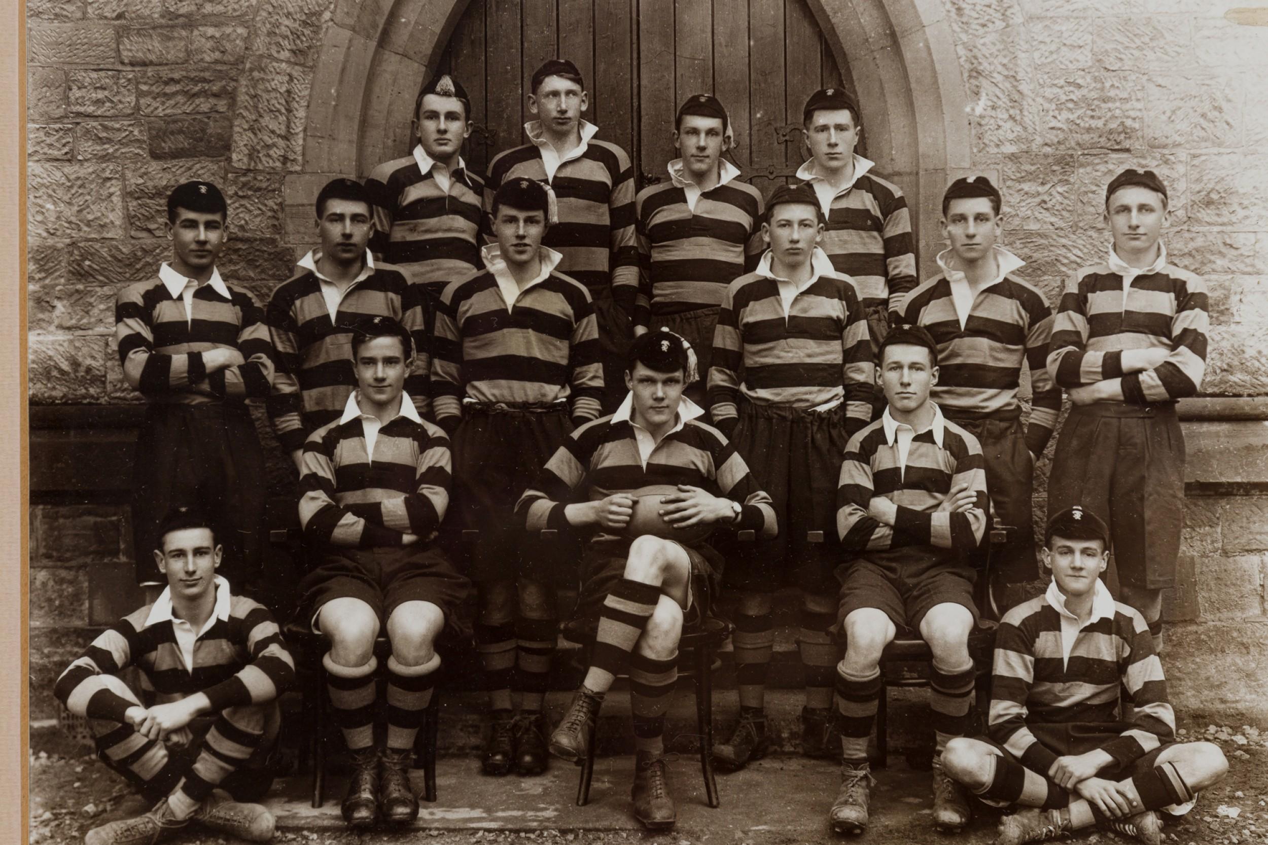 Fotografía de época de un equipo de rugby estadounidense, 