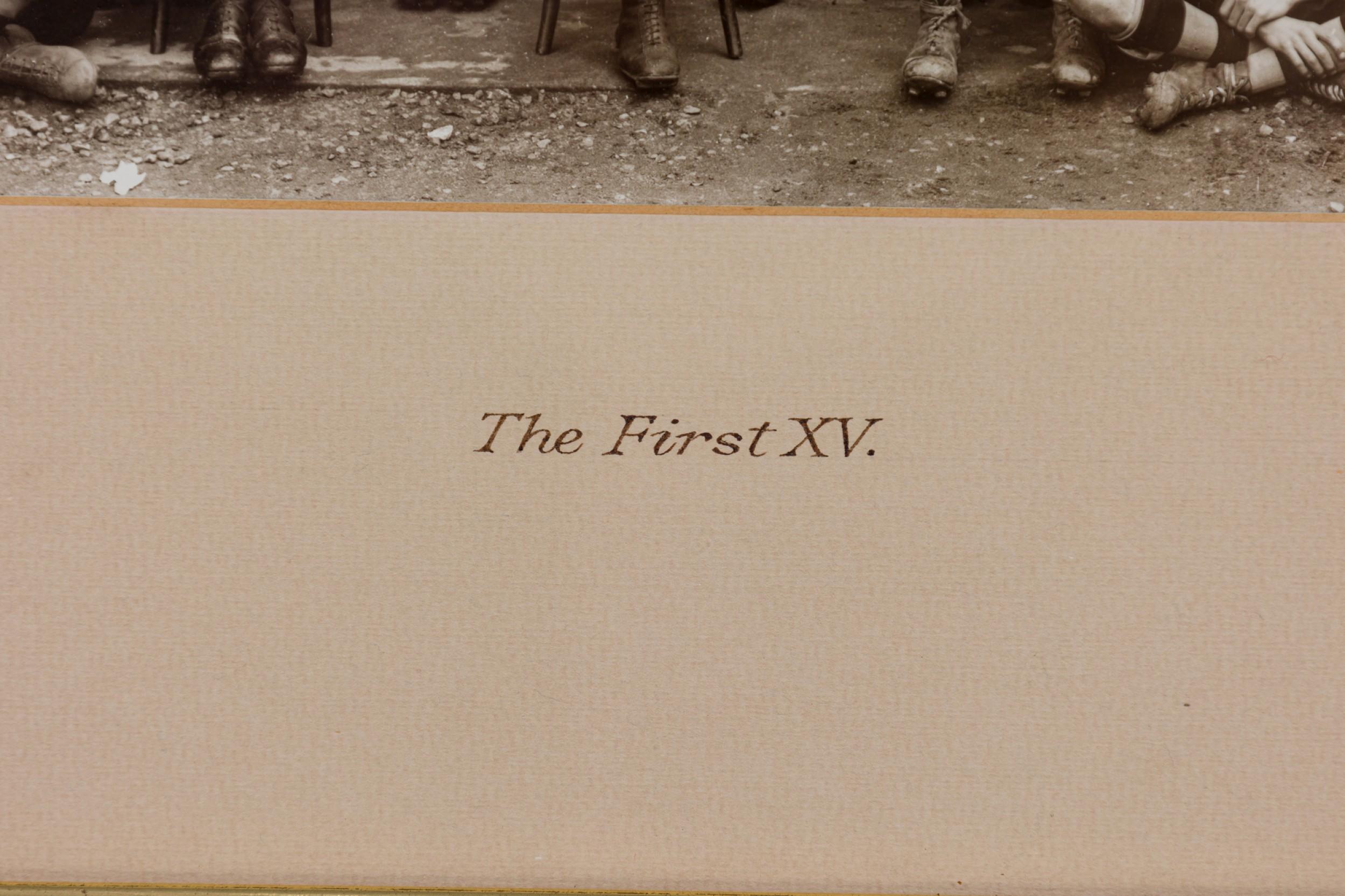 Fotografía de época de un equipo de rugby estadounidense, 