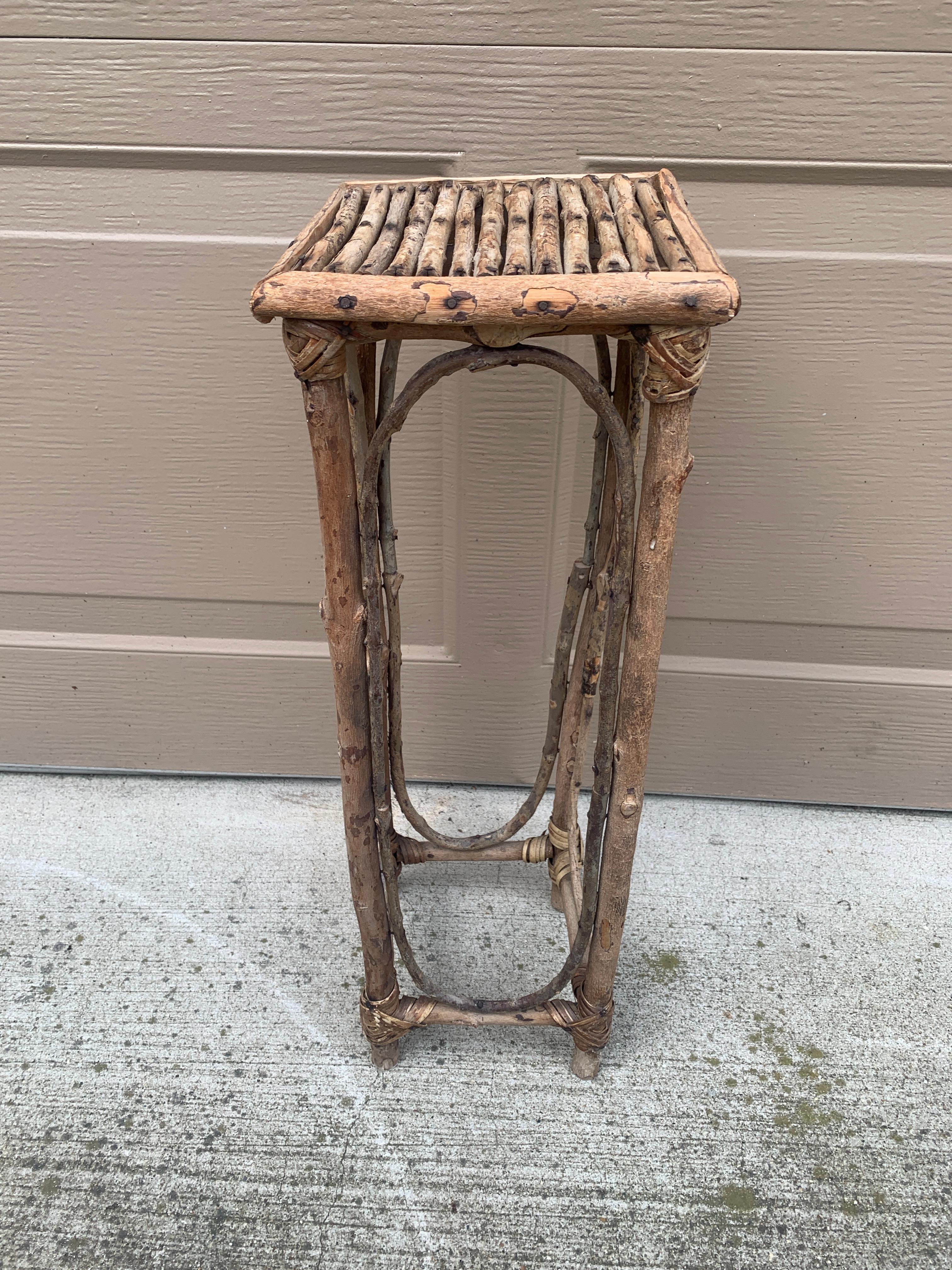 Table d'appoint en bois rustique vintage américain en vente 3