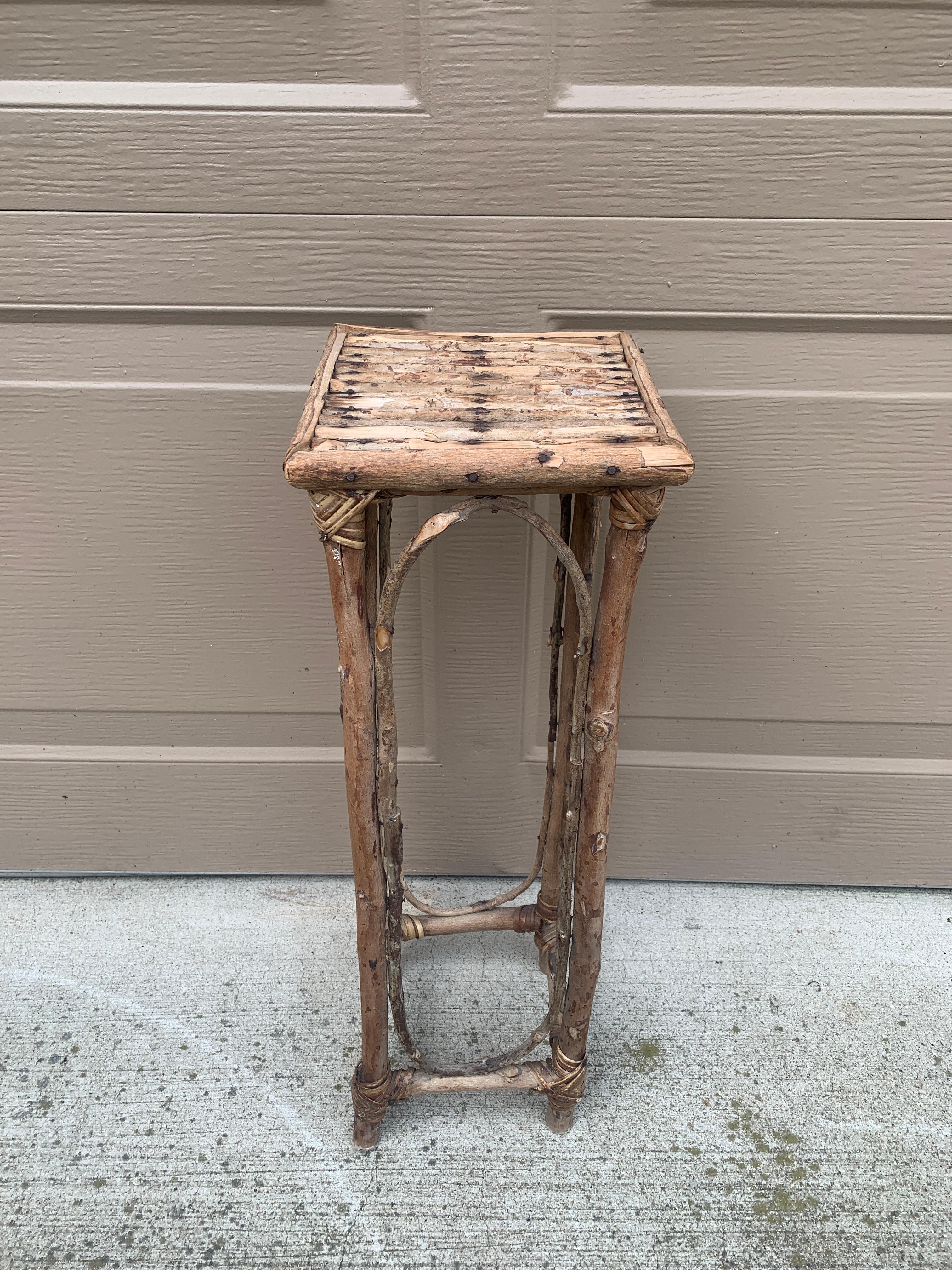 Une charmante table d'appoint en bois rustique ou campagnard américain vintage avec une construction en bâtons, idéale pour une utilisation en tant que table à boissons. Sa taille lui permet de se glisser dans n'importe quel espace.

USA, Circa late