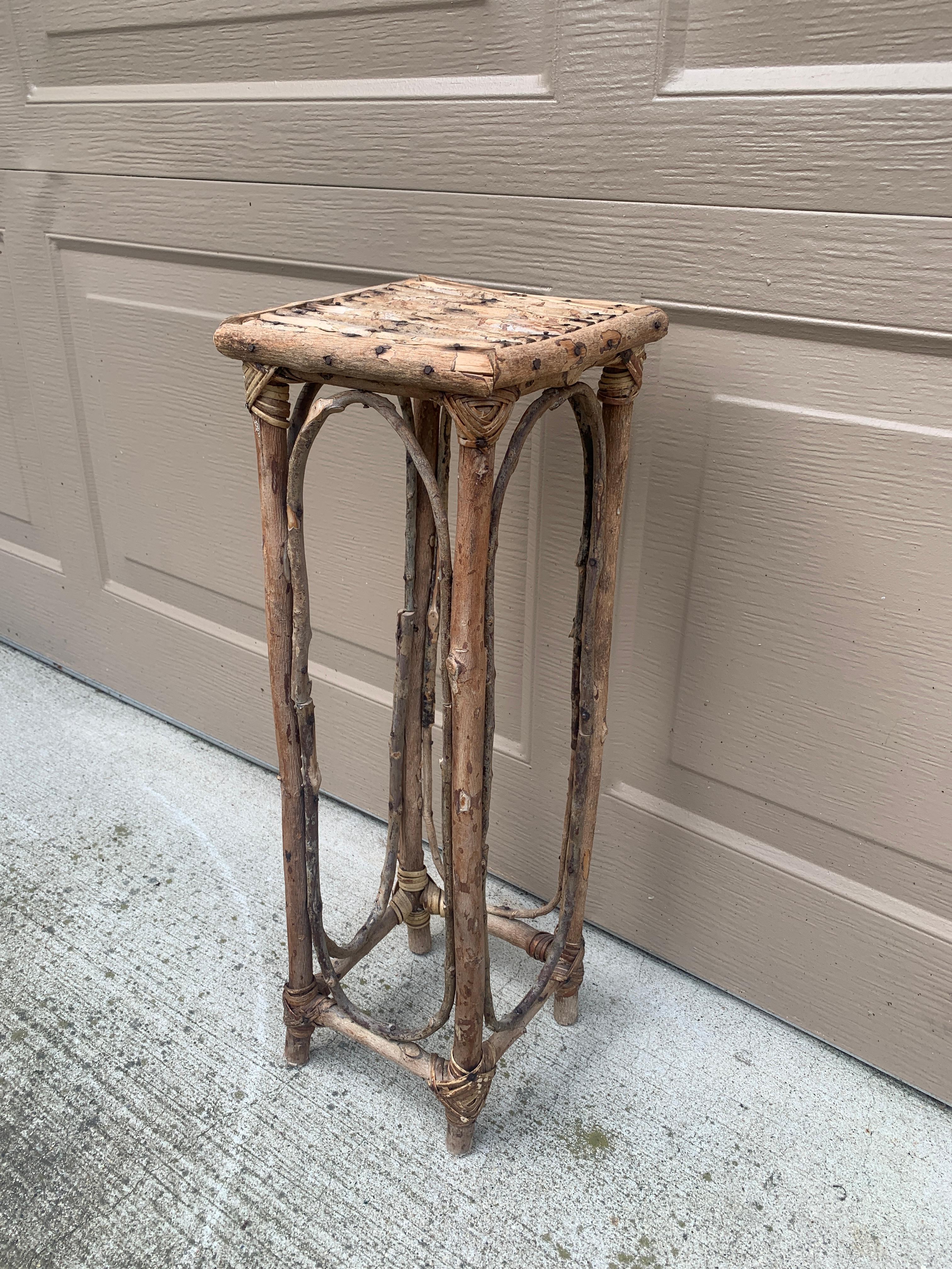Table d'appoint en bois rustique vintage américain Bon état - En vente à Elkhart, IN