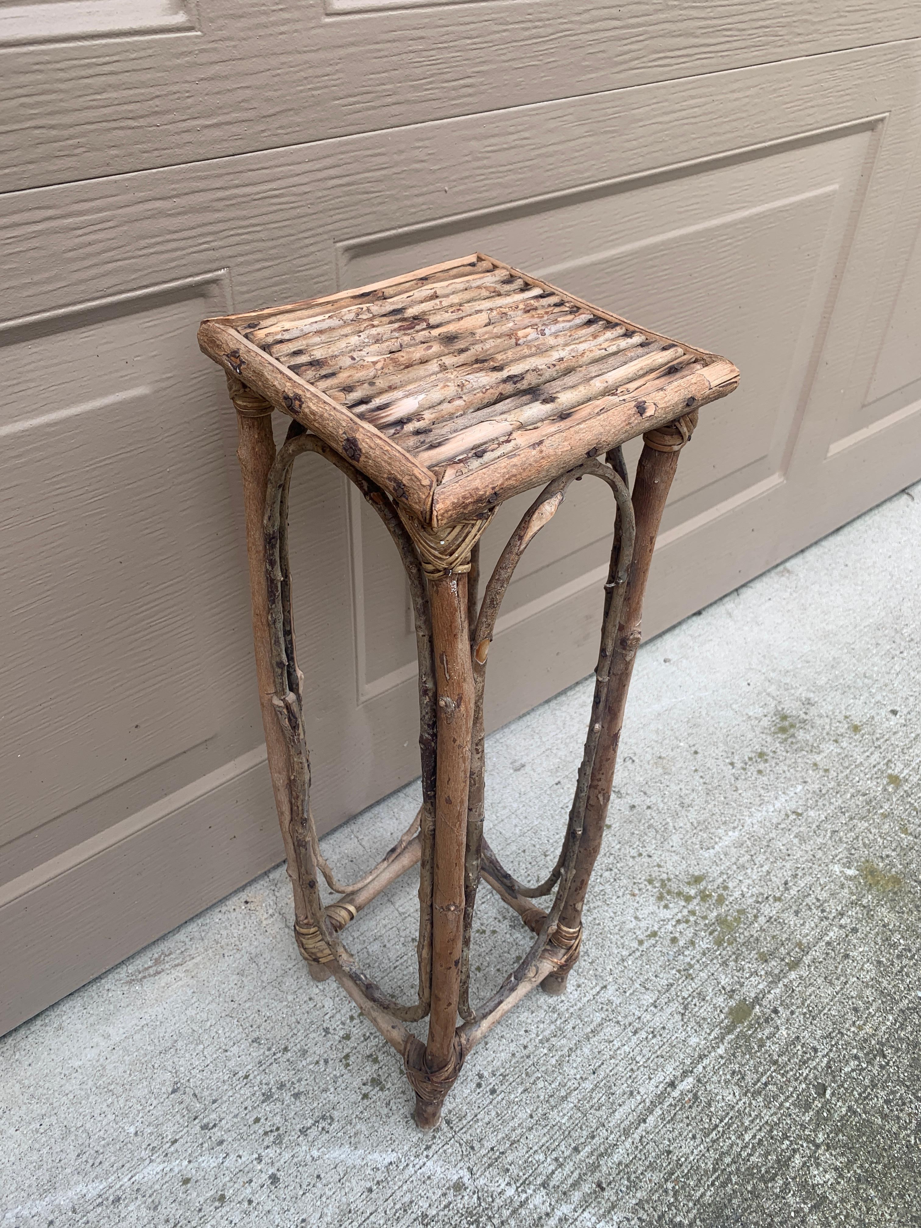 20ième siècle Table d'appoint en bois rustique vintage américain en vente