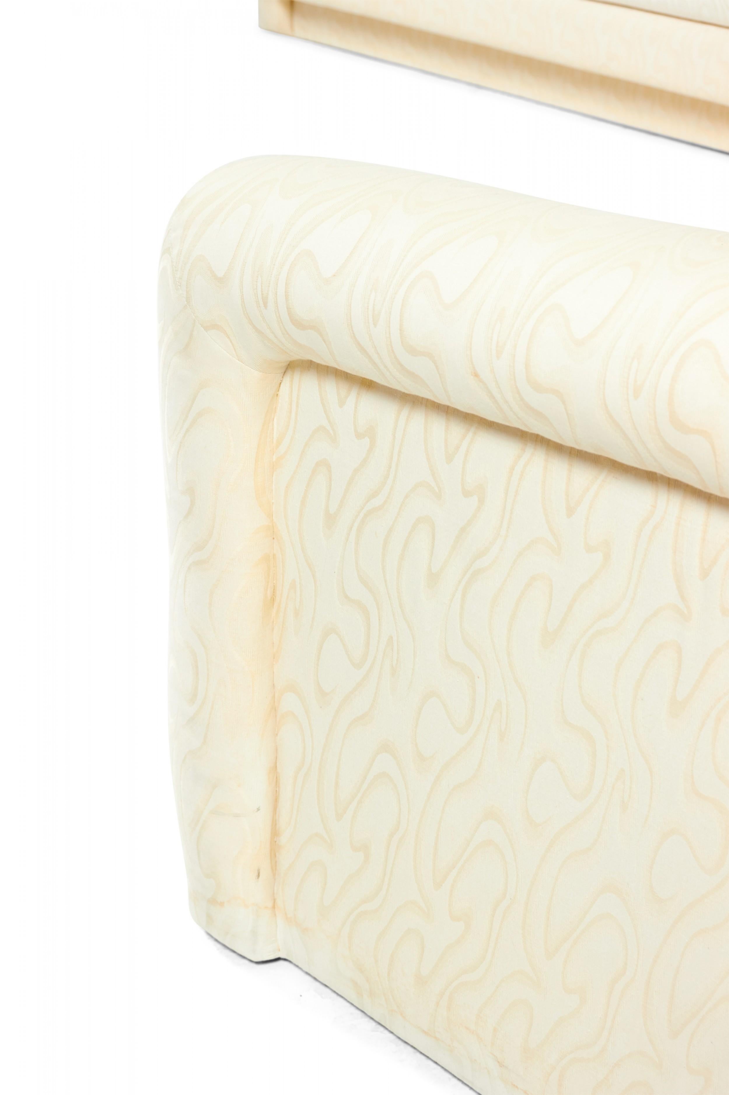 Weißes und cremefarbenes gepolstertes 3-teiliges Vintage-Sofa mit Wirbel im Angebot 3