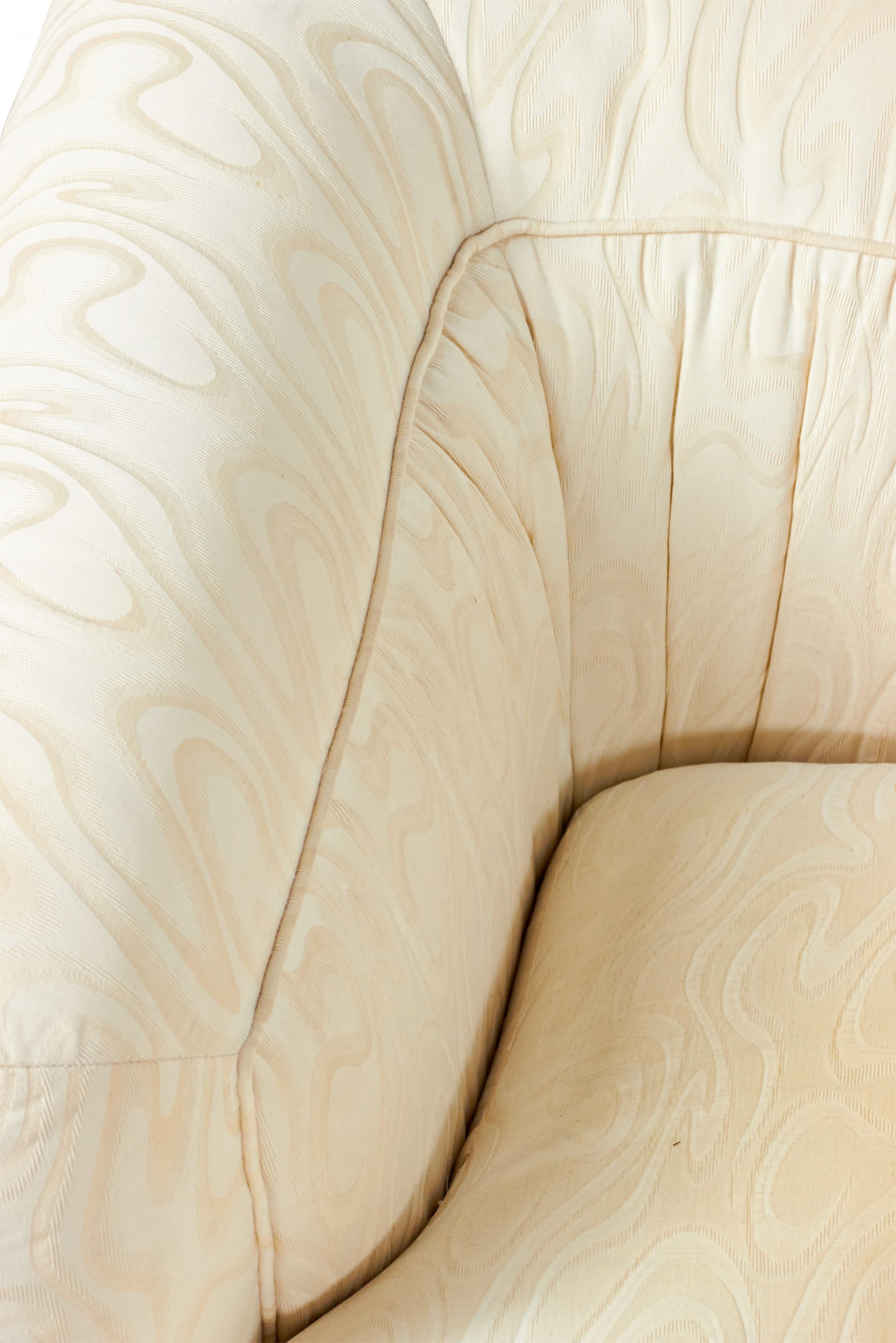 Weißes und cremefarbenes gepolstertes 3-teiliges Vintage-Sofa mit Wirbel im Angebot 5