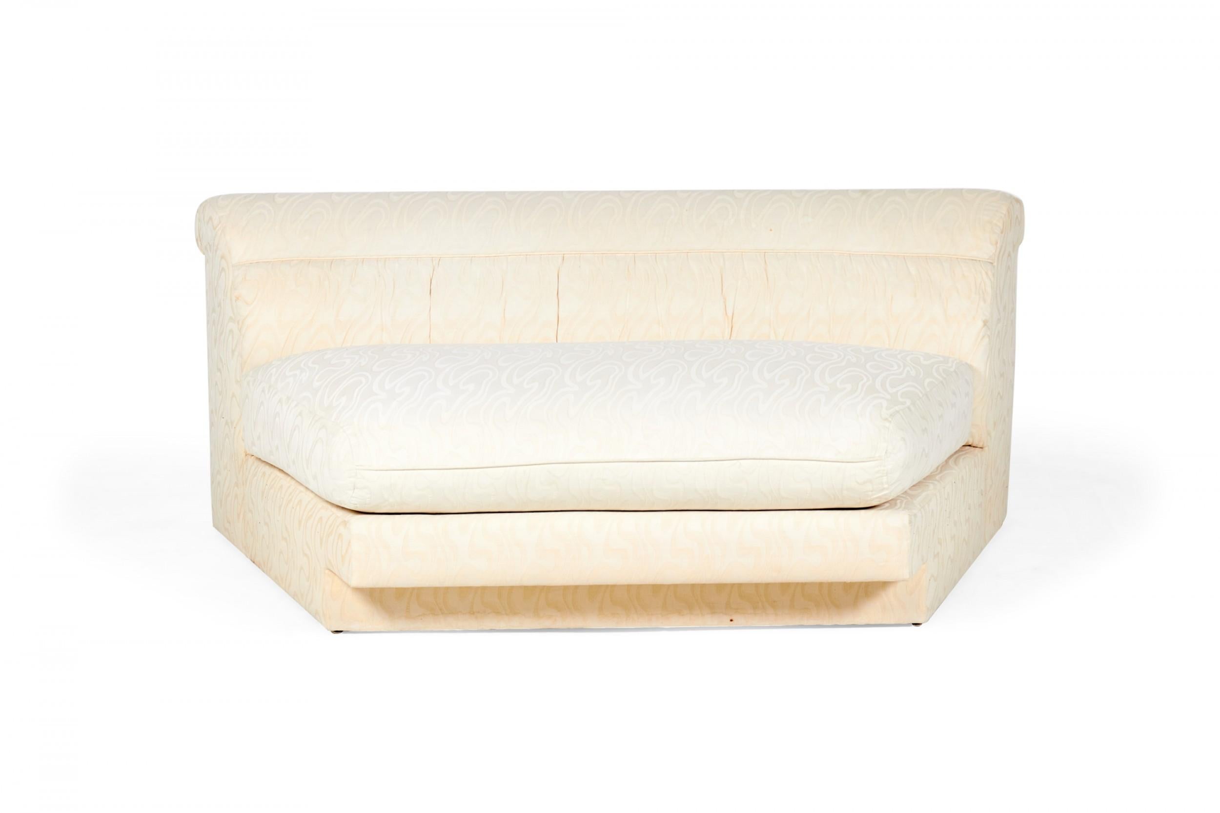 Weißes und cremefarbenes gepolstertes 3-teiliges Vintage-Sofa mit Wirbel (amerikanisch) im Angebot