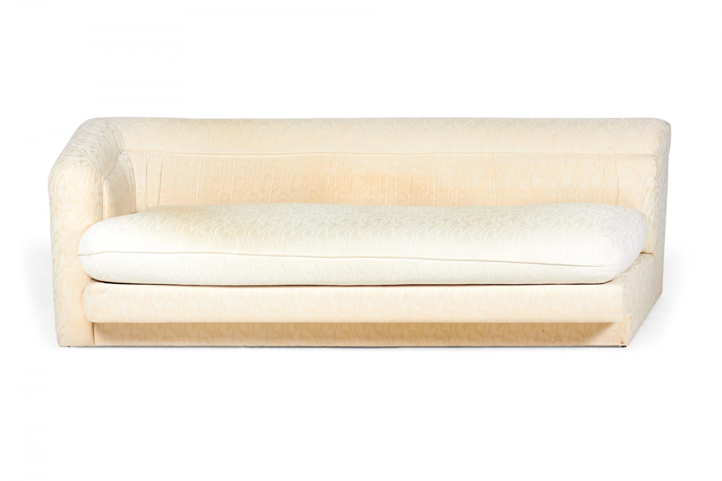 Weißes und cremefarbenes gepolstertes 3-teiliges Vintage-Sofa mit Wirbel im Angebot 1