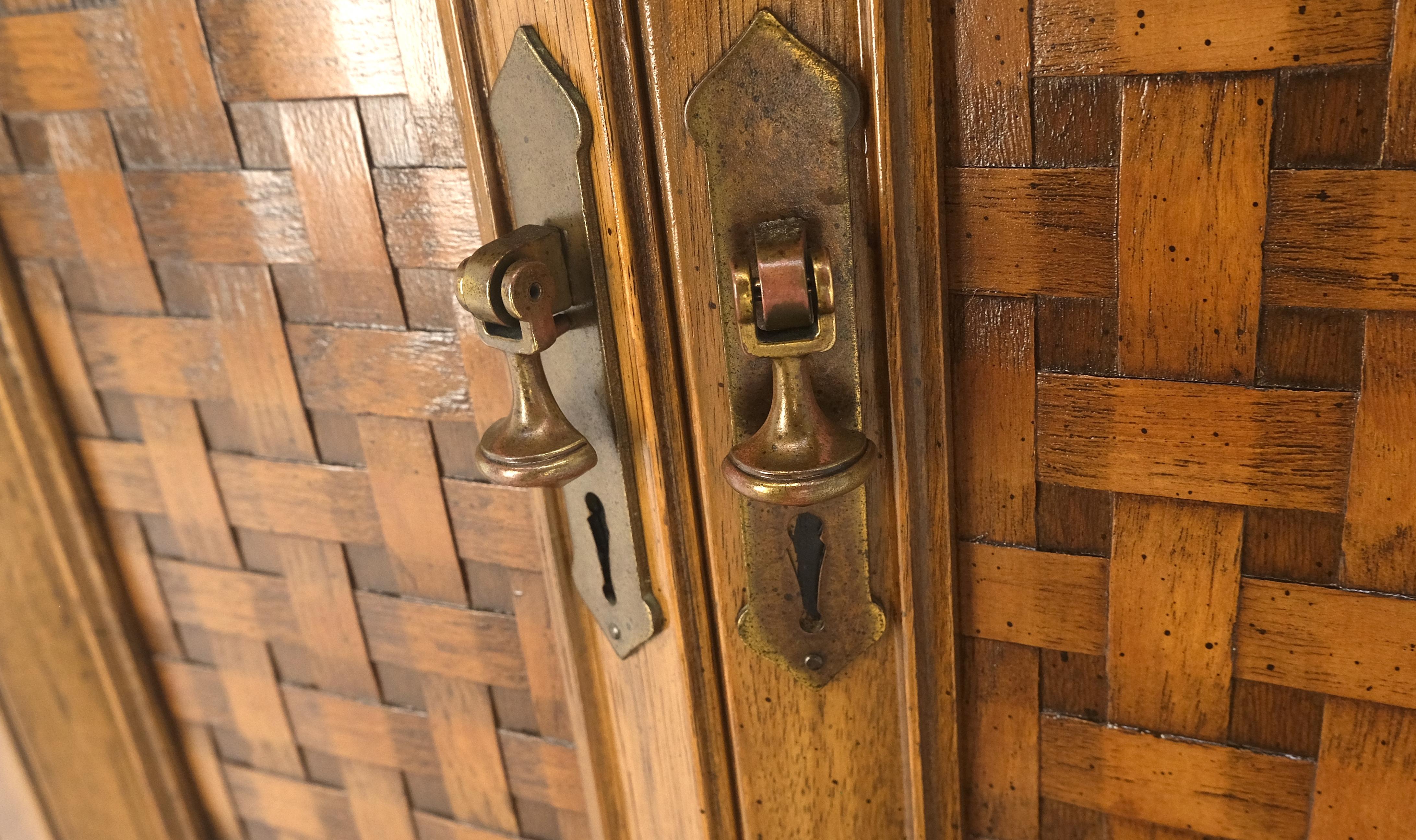 Noyer Américain 9 Tiroirs Long Dresser Credenza on Bracket Feet Tomasville MINT ! en vente 5