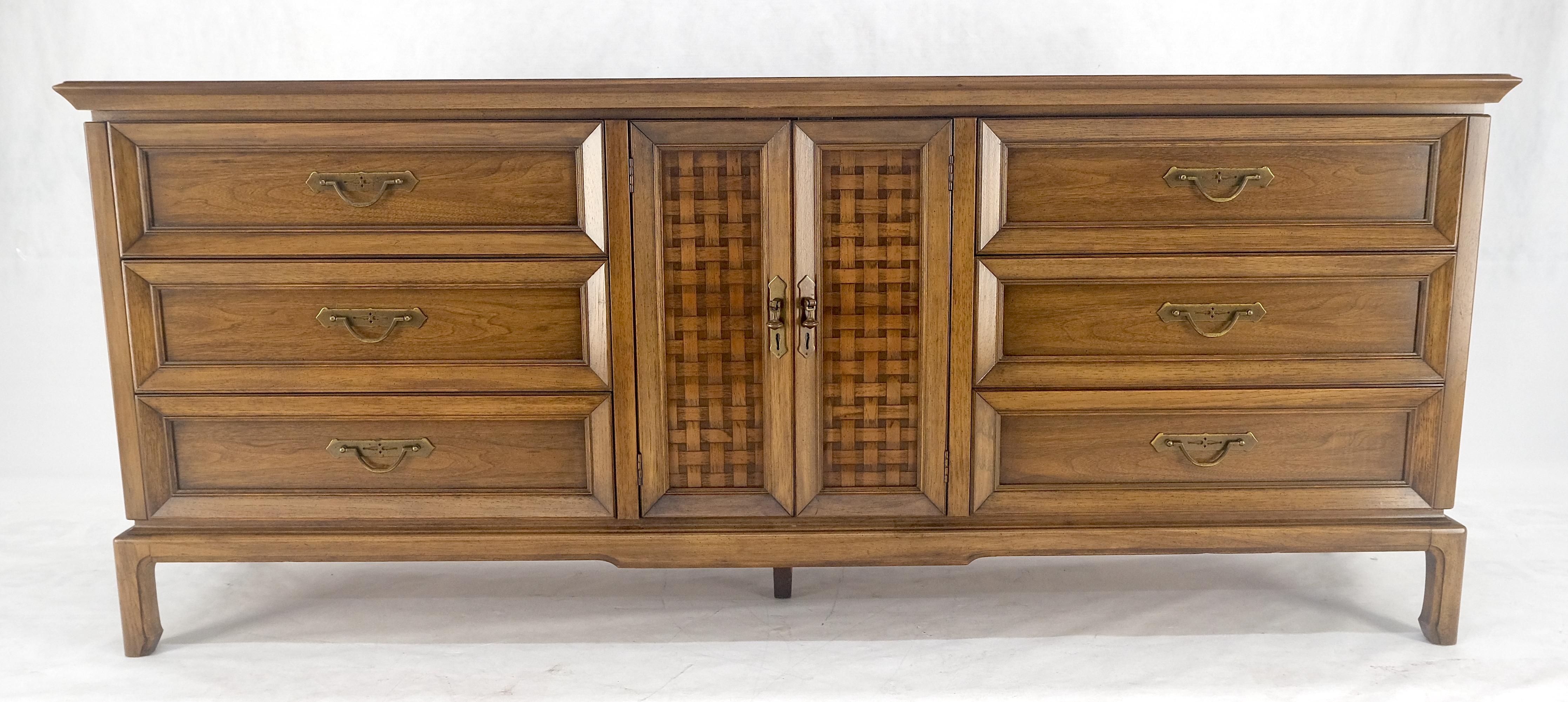 Noyer Américain 9 Tiroirs Long Dresser Credenza on Bracket Feet Tomasville MINT ! en vente 7