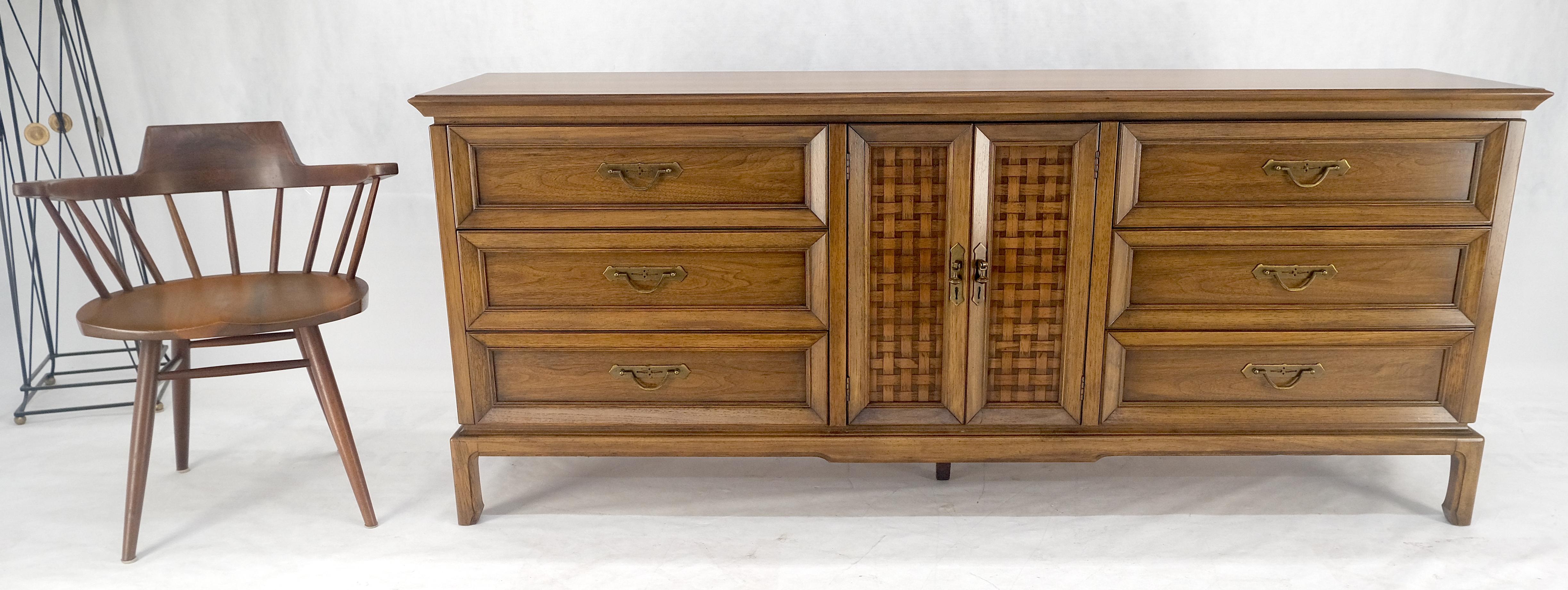 Noyer Américain 9 Tiroirs Long Dresser Credenza on Bracket Feet Tomasville MINT ! en vente 8