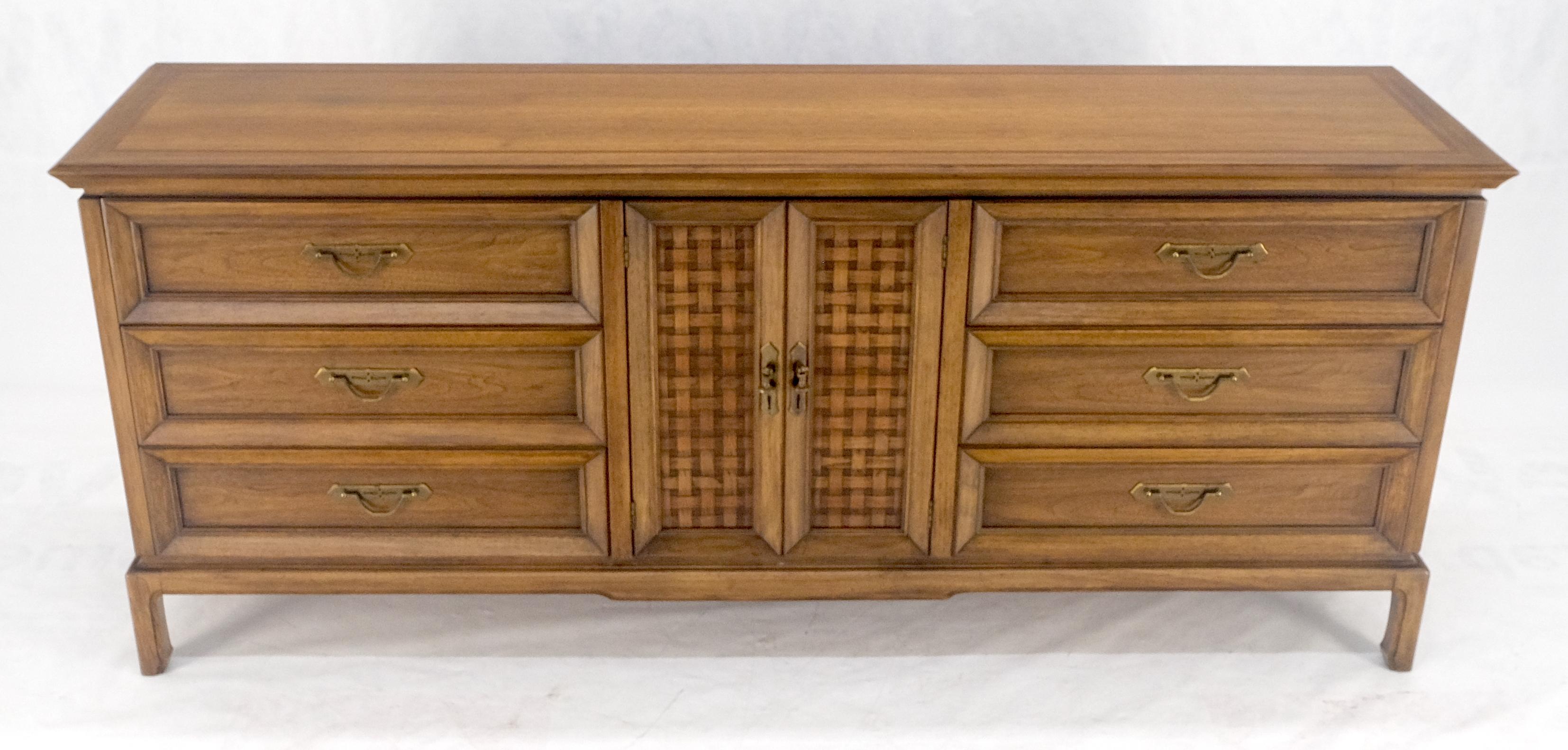 Noyer Américain 9 Tiroirs Long Dresser Credenza on Bracket Feet Tomasville MINT ! en vente 9