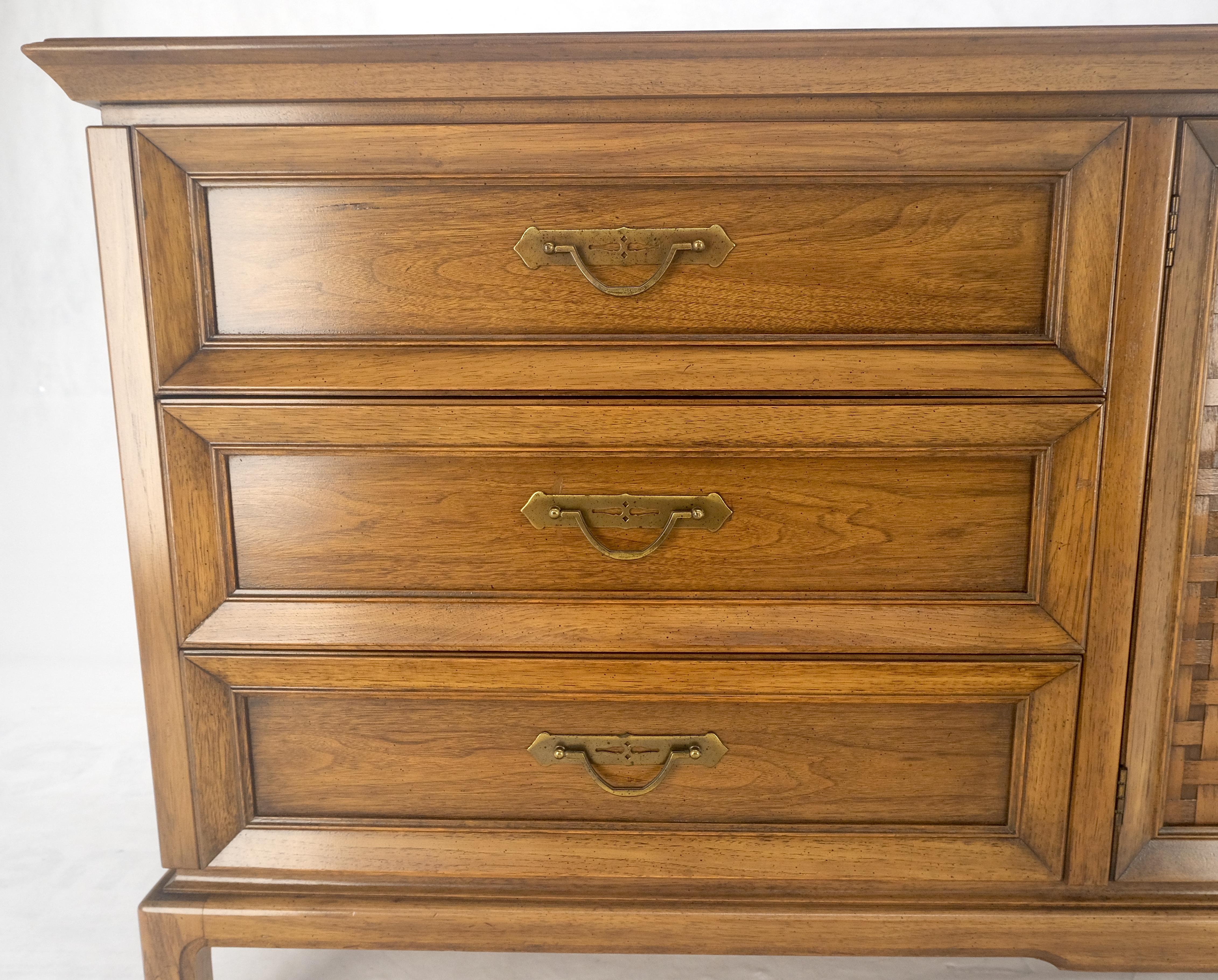 Noyer Américain 9 Tiroirs Long Dresser Credenza on Bracket Feet Tomasville MINT ! en vente 11
