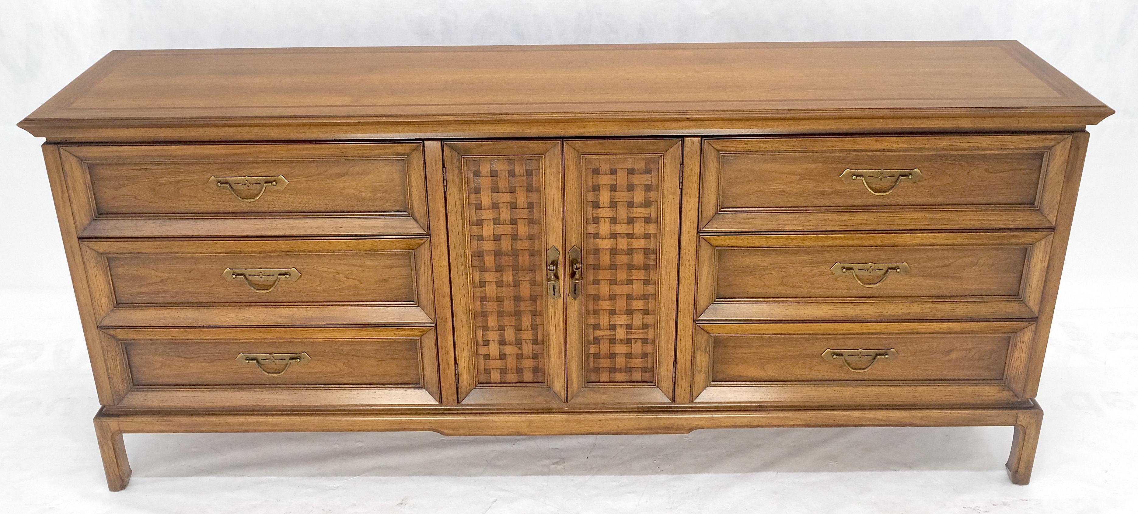 Mid-Century Modern Noyer Américain 9 Tiroirs Long Dresser Credenza on Bracket Feet Tomasville MINT ! en vente