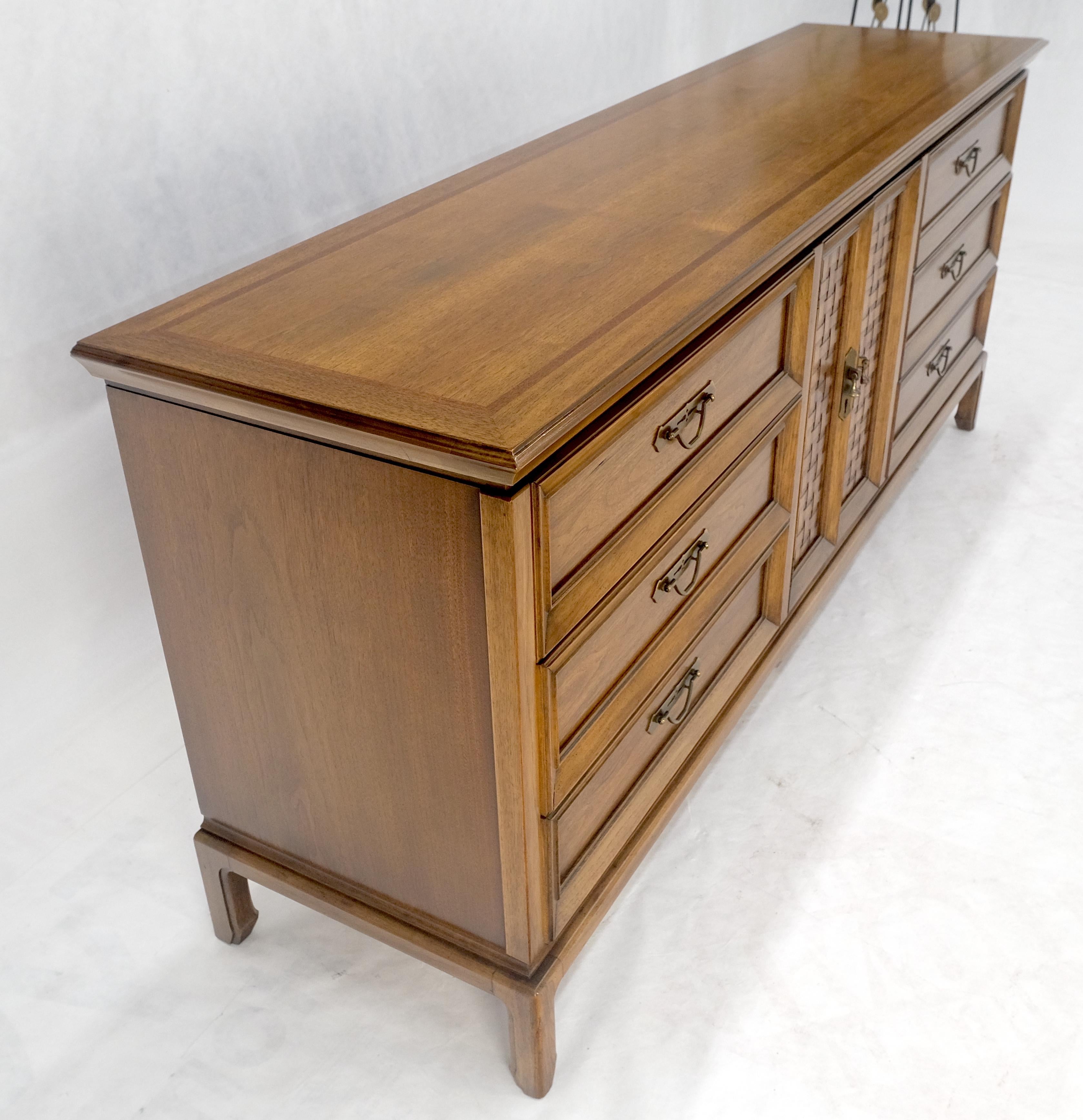 Laqué Noyer Américain 9 Tiroirs Long Dresser Credenza on Bracket Feet Tomasville MINT ! en vente