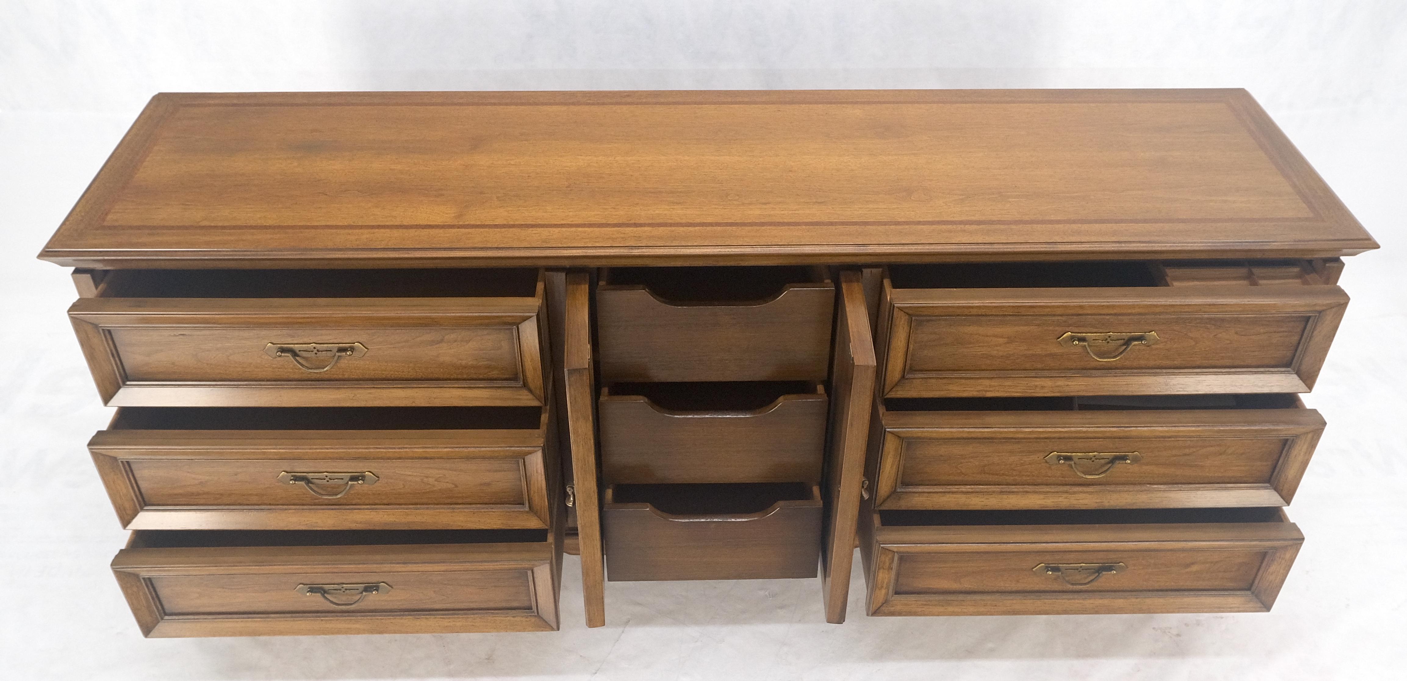 Noyer Américain 9 Tiroirs Long Dresser Credenza on Bracket Feet Tomasville MINT ! Bon état - En vente à Rockaway, NJ