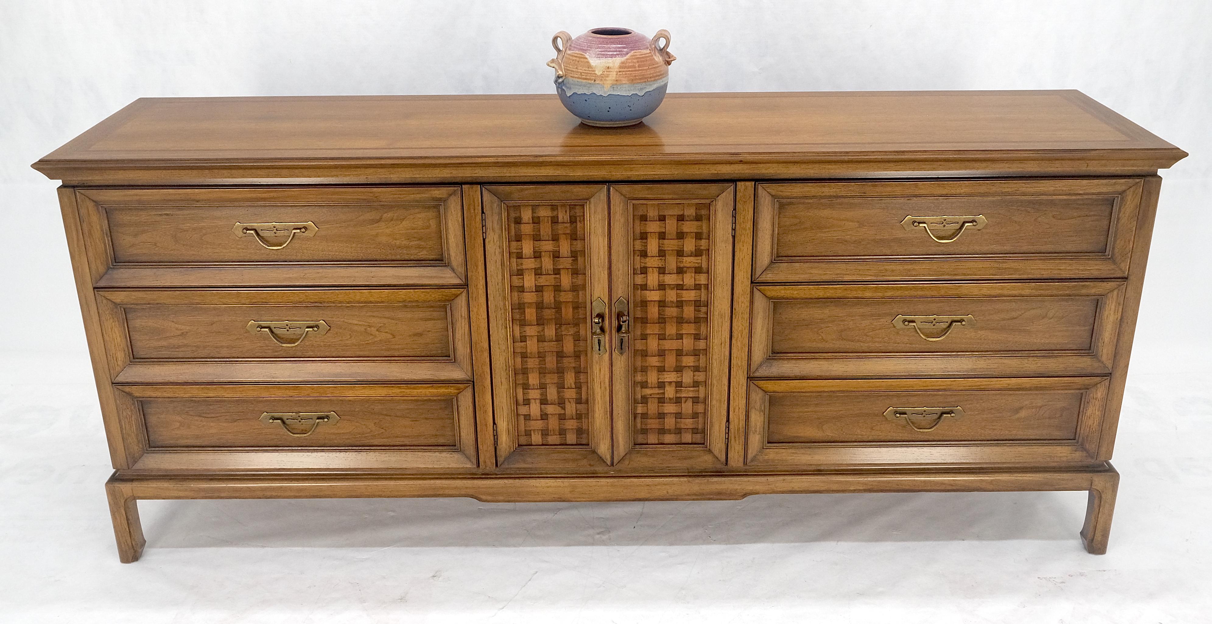 20ième siècle Noyer Américain 9 Tiroirs Long Dresser Credenza on Bracket Feet Tomasville MINT ! en vente