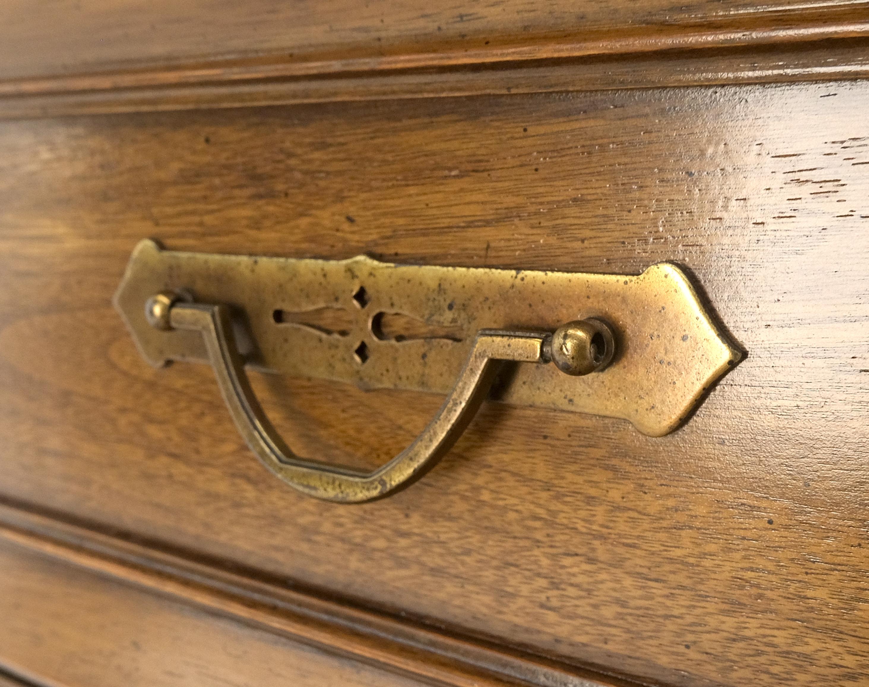 Noyer Américain 9 Tiroirs Long Dresser Credenza on Bracket Feet Tomasville MINT ! en vente 1