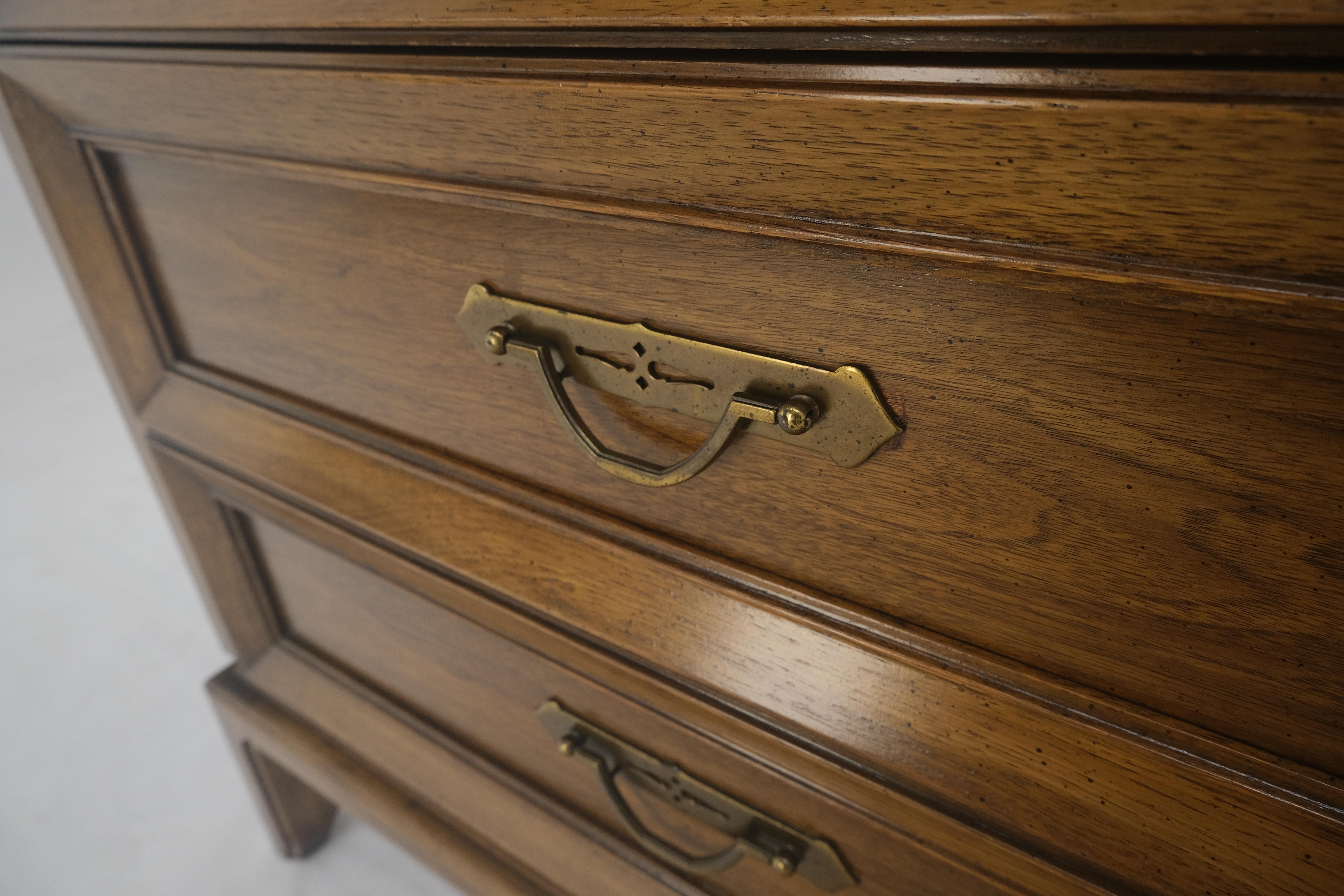 Noyer Américain 9 Tiroirs Long Dresser Credenza on Bracket Feet Tomasville MINT ! en vente 2