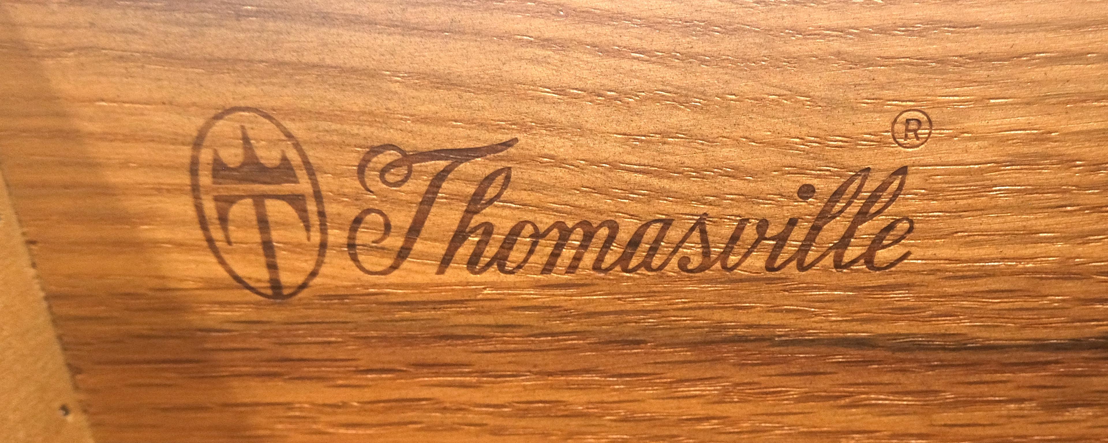 Noyer Américain 9 Tiroirs Long Dresser Credenza on Bracket Feet Tomasville MINT ! en vente 3
