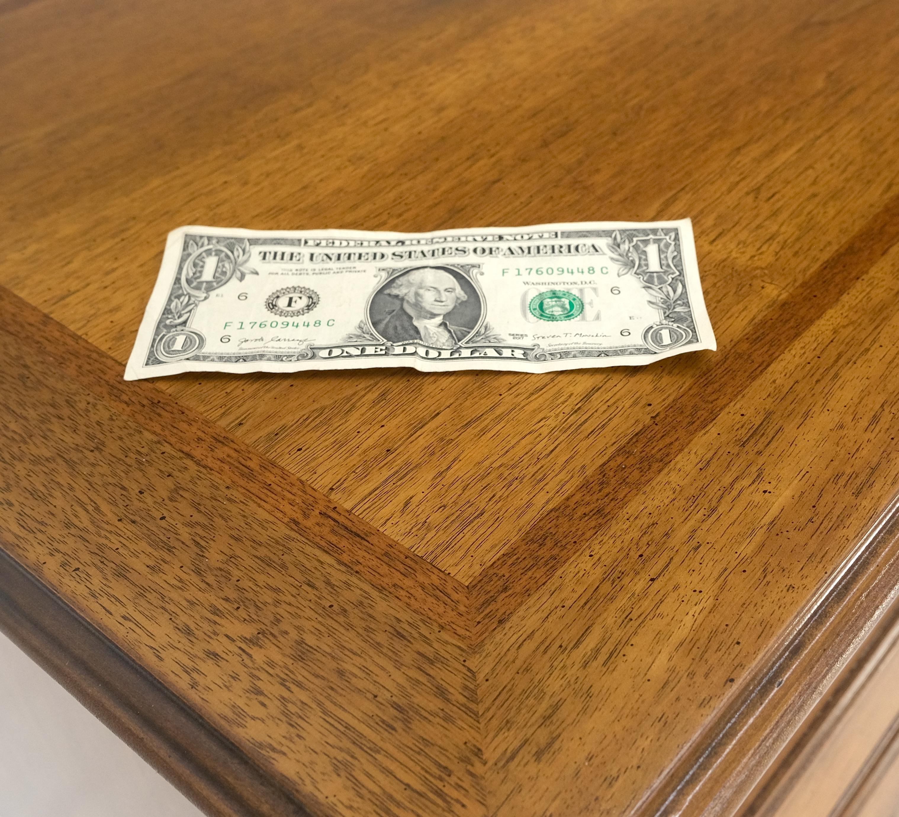 Noyer Américain 9 Tiroirs Long Dresser Credenza on Bracket Feet Tomasville MINT ! en vente 4