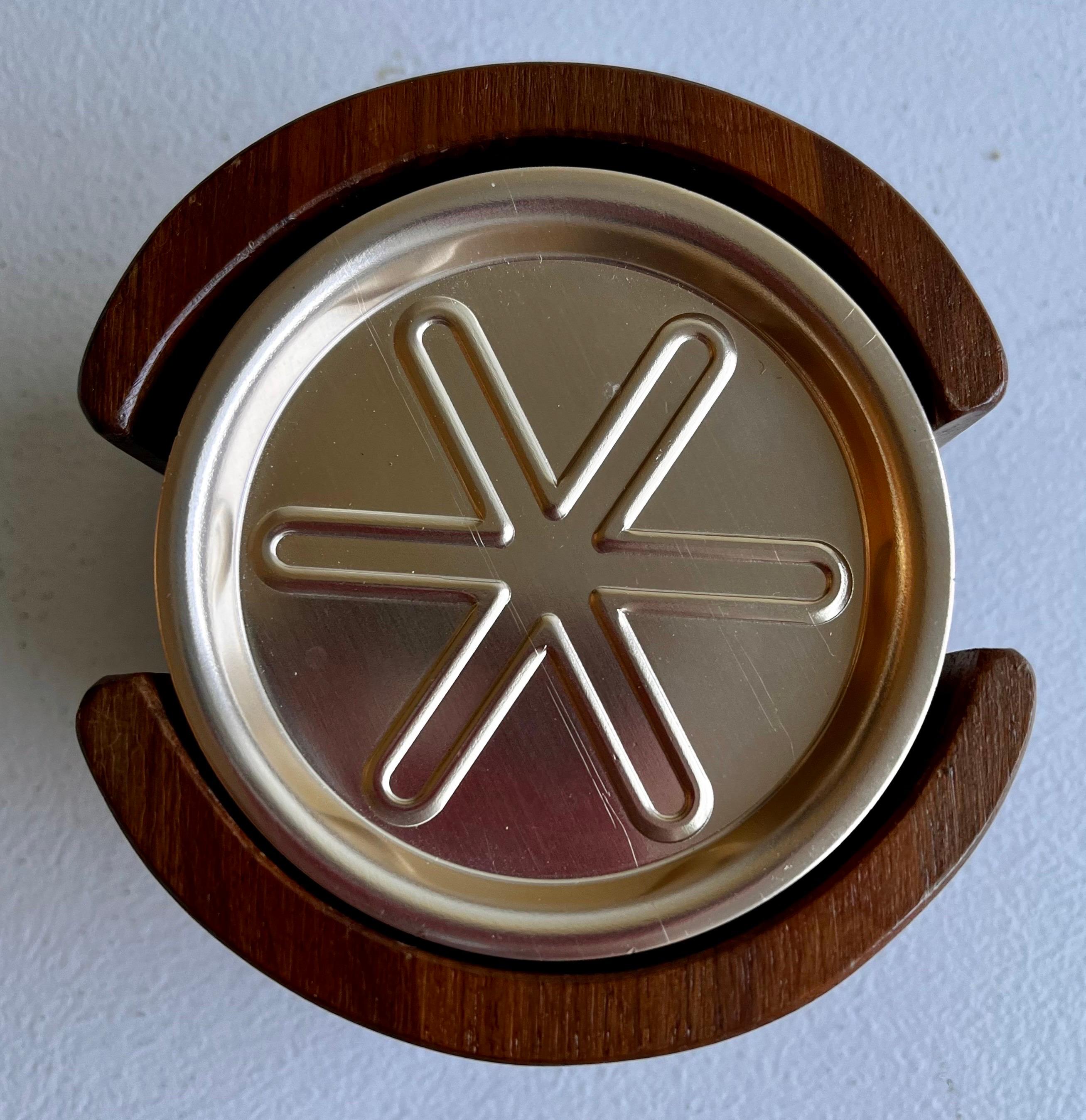Set de sous-verres à boire en noyer américain et aluminium, vers 1970 en vente 3