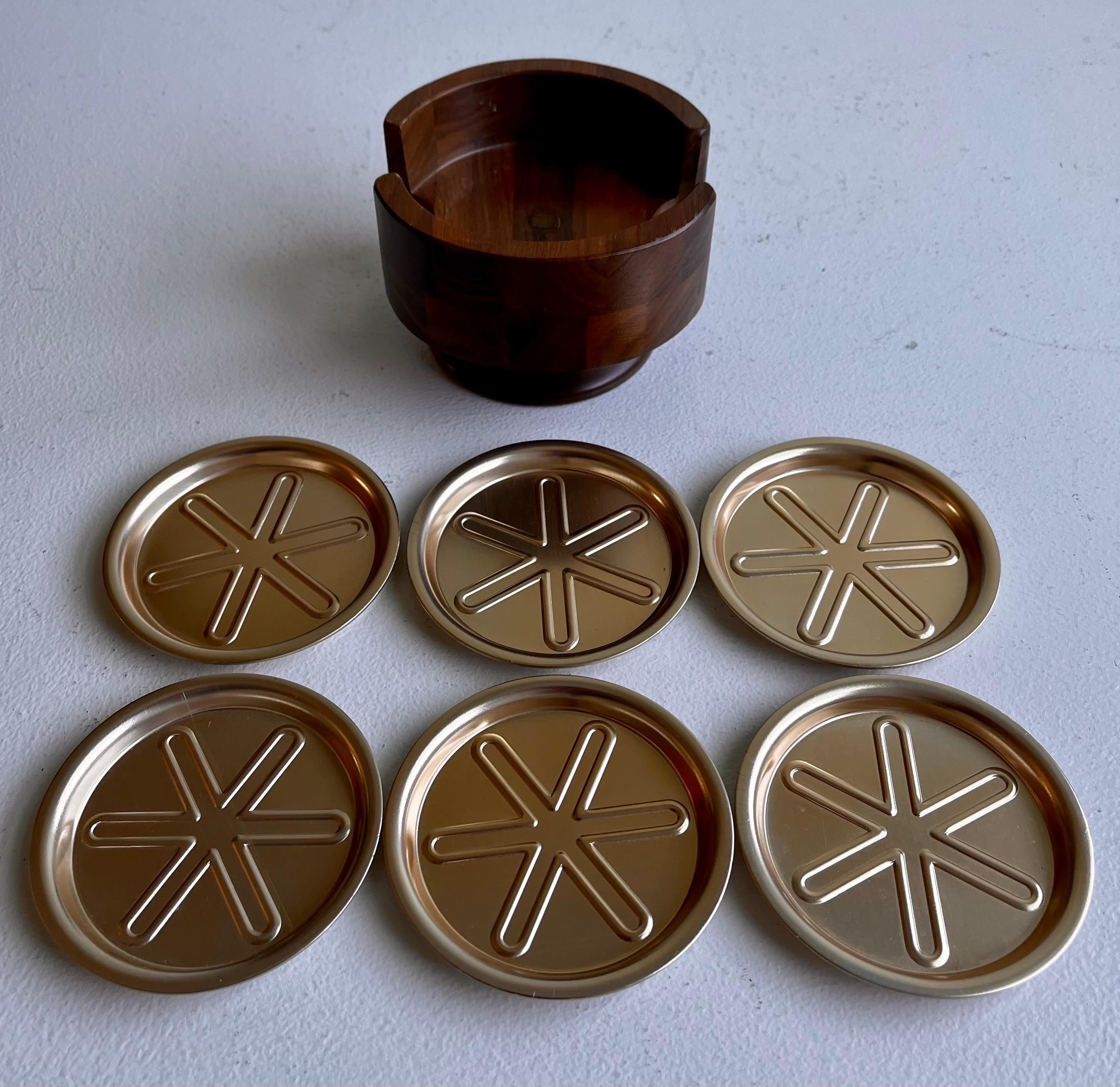 Mid-Century Modern Set de sous-verres à boire en noyer américain et aluminium, vers 1970 en vente