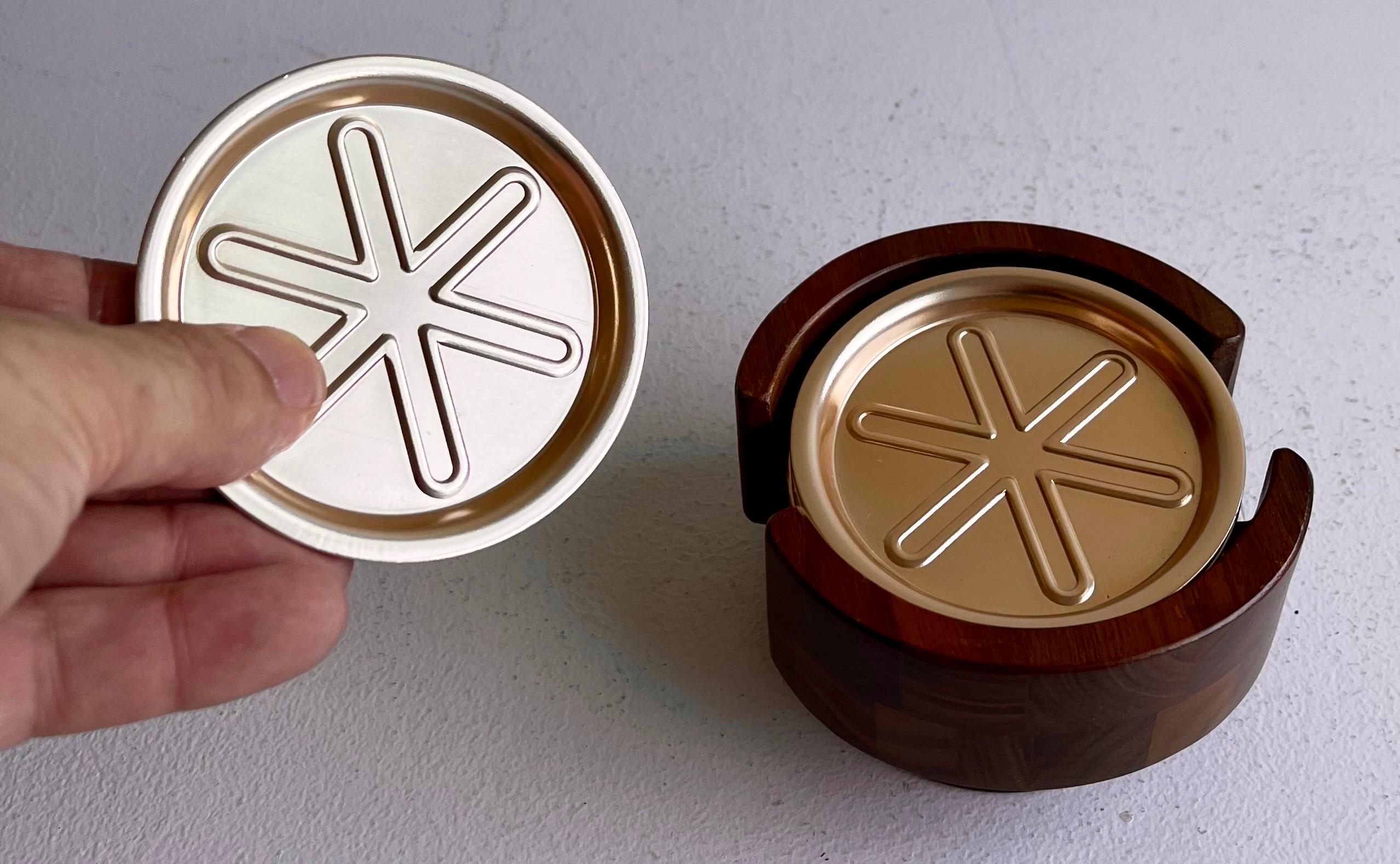 Américain Set de sous-verres à boire en noyer américain et aluminium, vers 1970 en vente