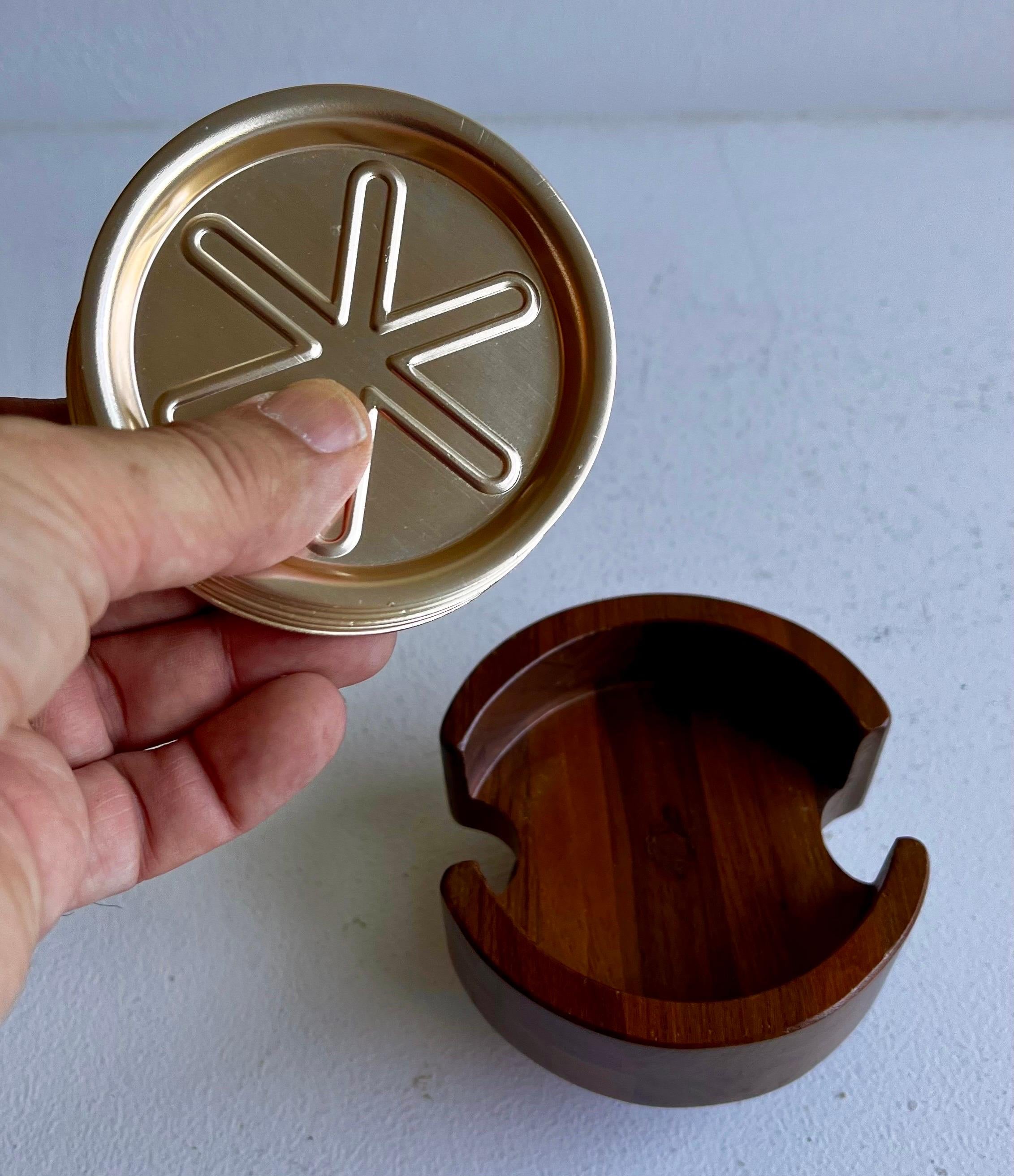 Set de sous-verres à boire en noyer américain et aluminium, vers 1970 Bon état - En vente à Philadelphia, PA