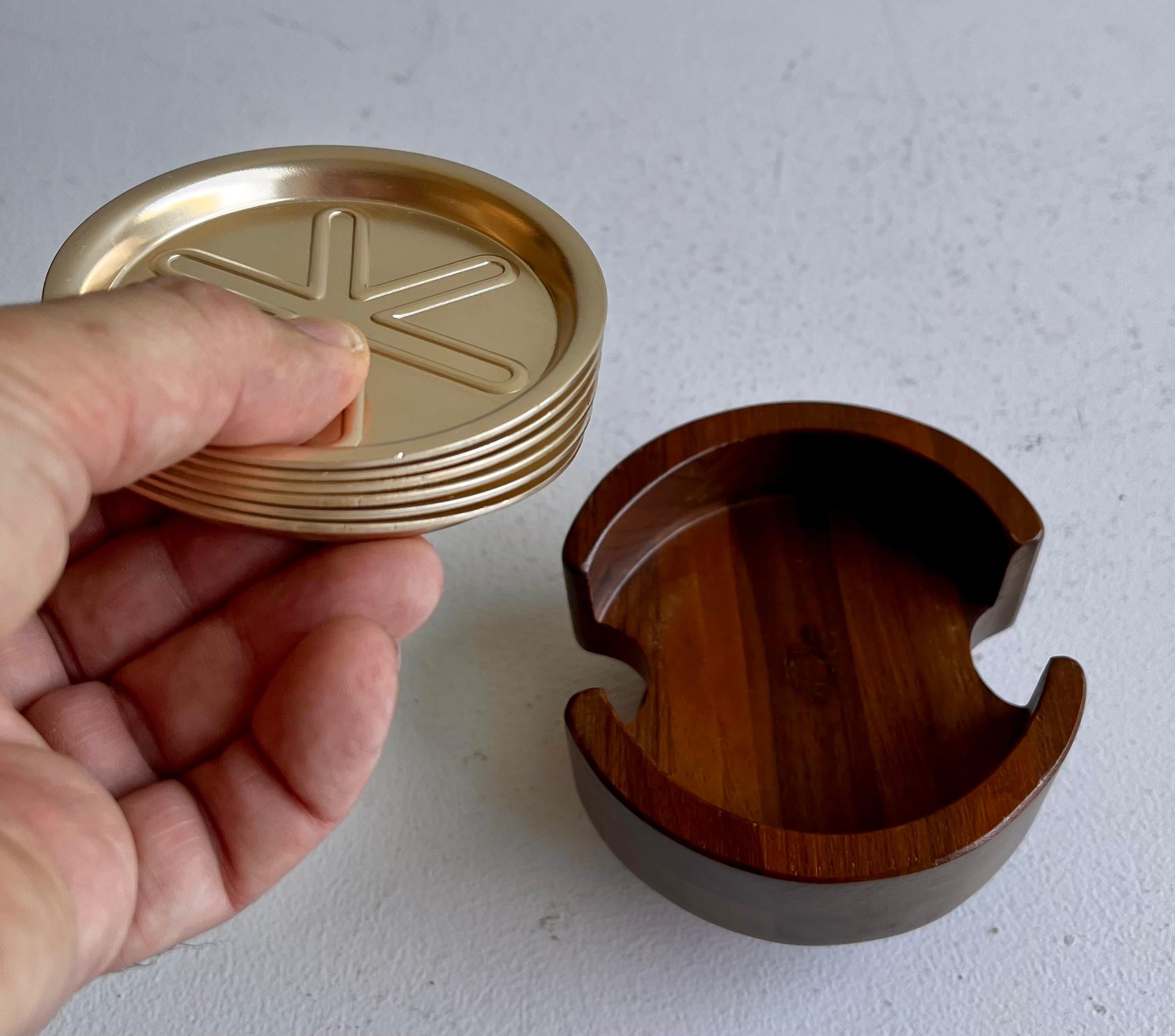 Fin du 20e siècle Set de sous-verres à boire en noyer américain et aluminium, vers 1970 en vente