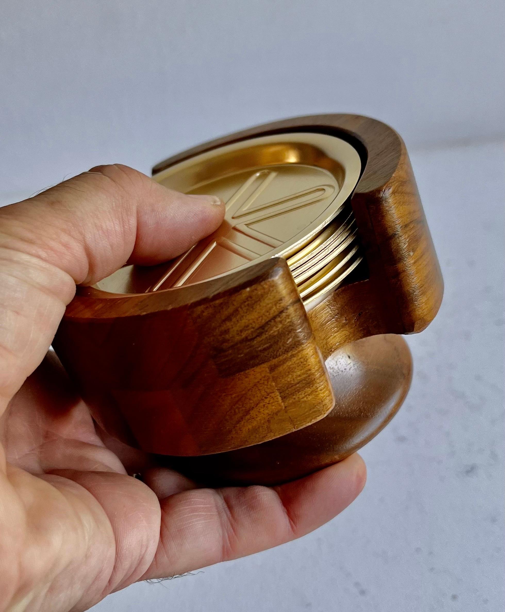 Set de sous-verres à boire en noyer américain et aluminium, vers 1970 en vente 1