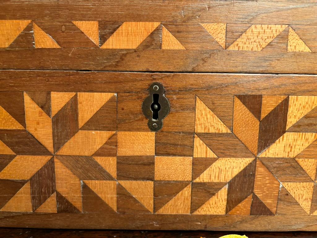 19. Jahrhundert Nussbaum und Satin Wood Box mit geometrischen Inlay  im Zustand „Gut“ im Angebot in Stamford, CT