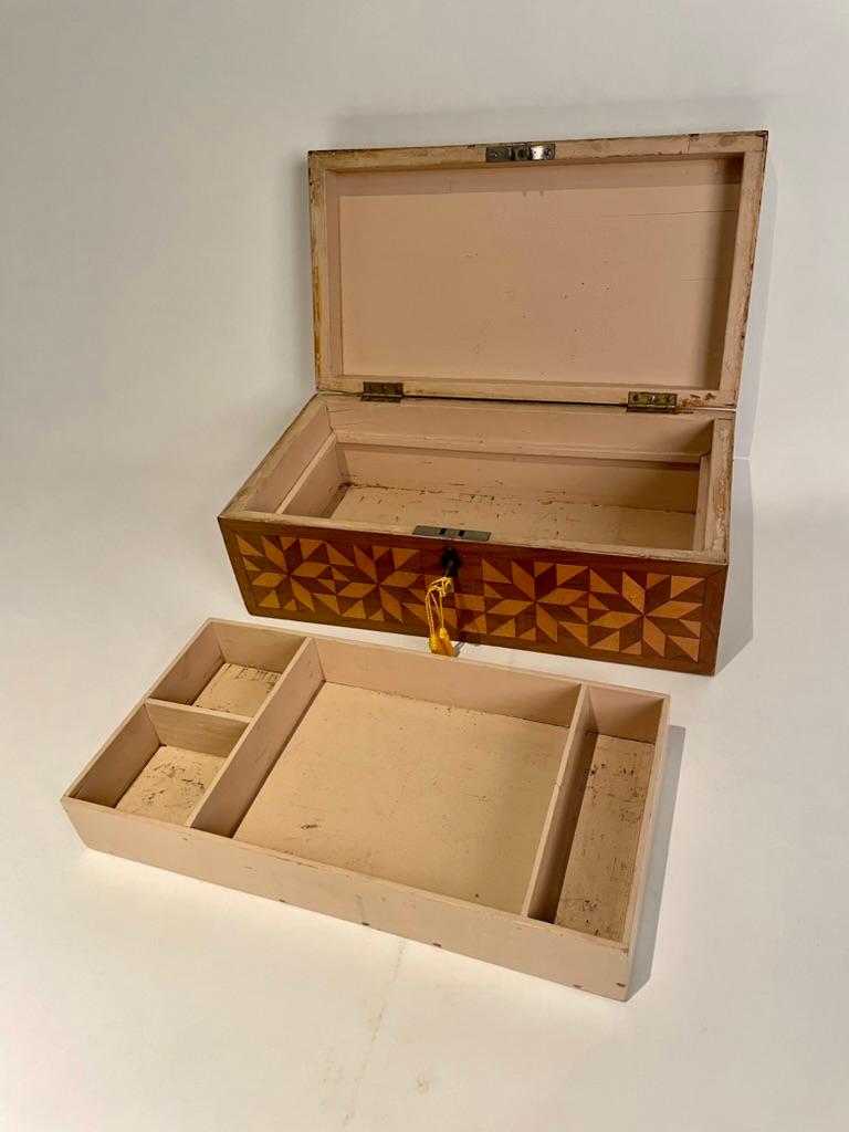 Boîte en noyer et bois satiné du 19e siècle avec incrustation géométrique  8