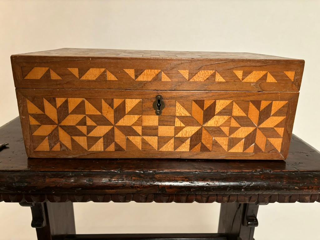 Boîte en noyer et bois satiné du 19e siècle avec incrustation géométrique  4